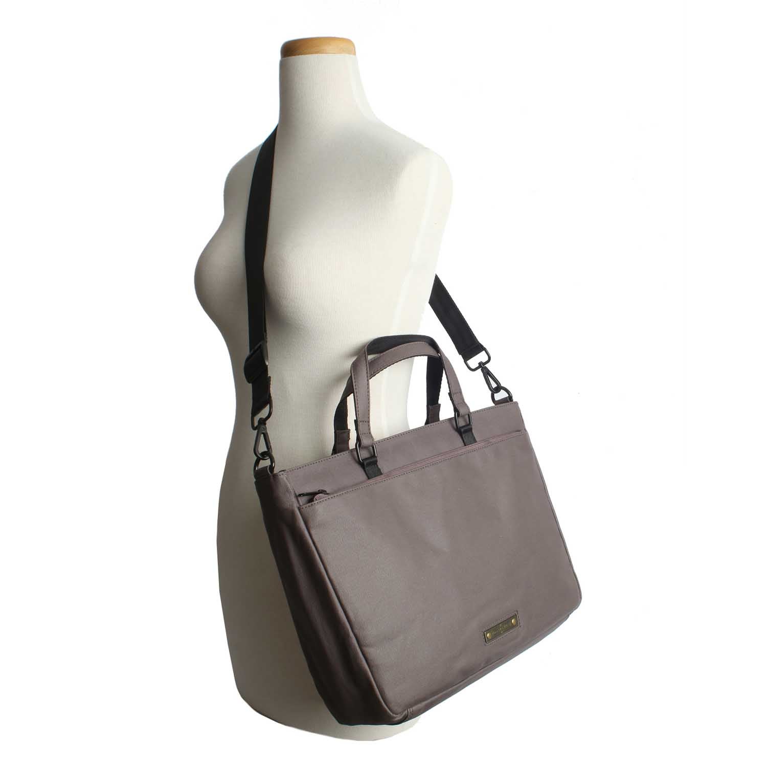 Margelisch Laptoptasche Yvette 1 taupe dunkel mit Puppe