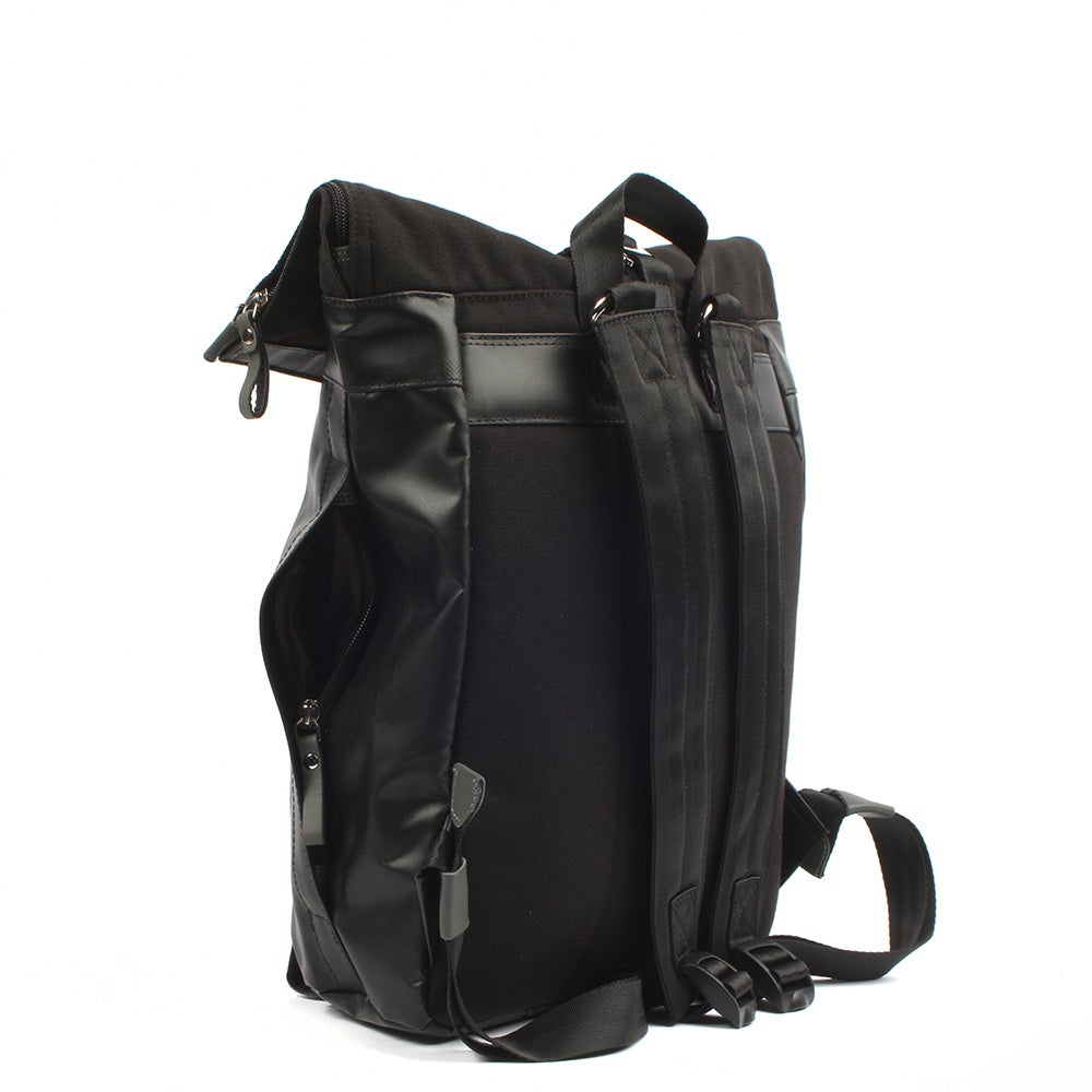 7clouds Dwars 7.4 black nachhaltiger Laptop Rolltoprucksack Rückseite