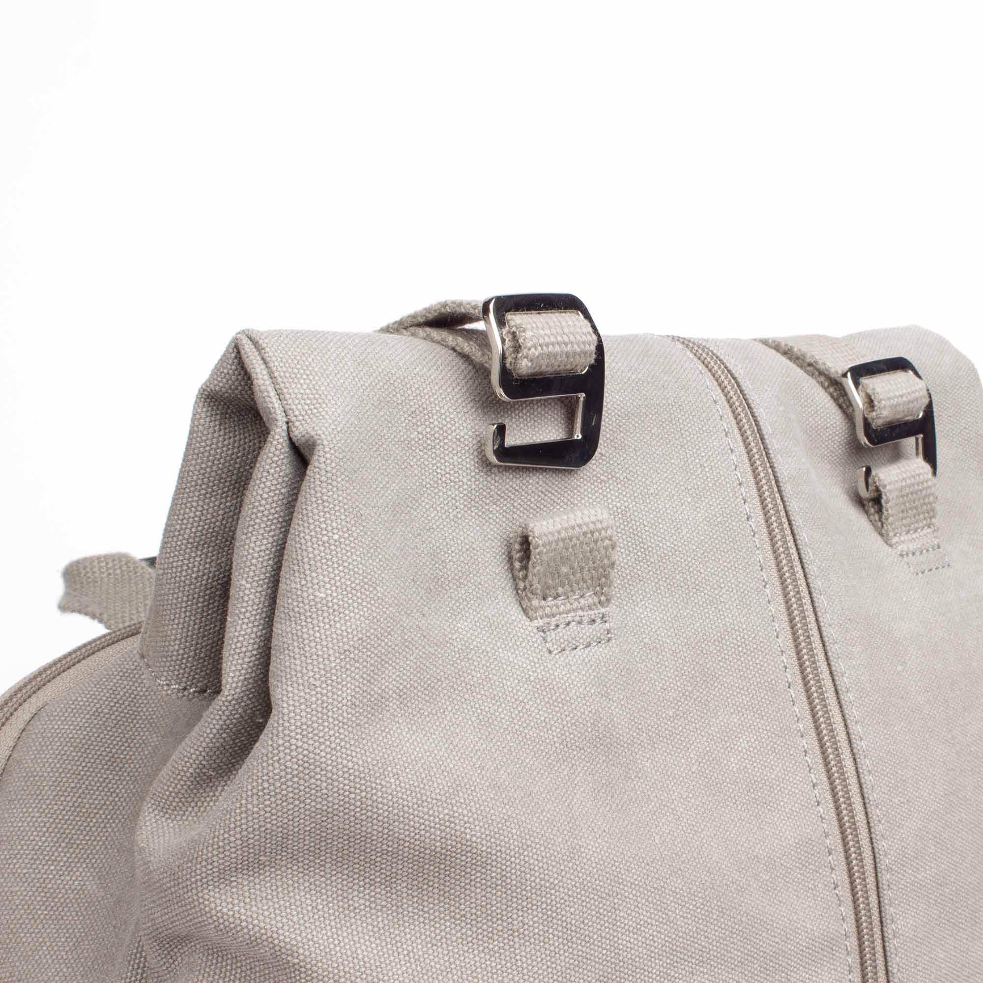 Margelisch Nemin 1 canvas grau nachhaltiger Rolltoprucksack mit Detail Hackenverschluss