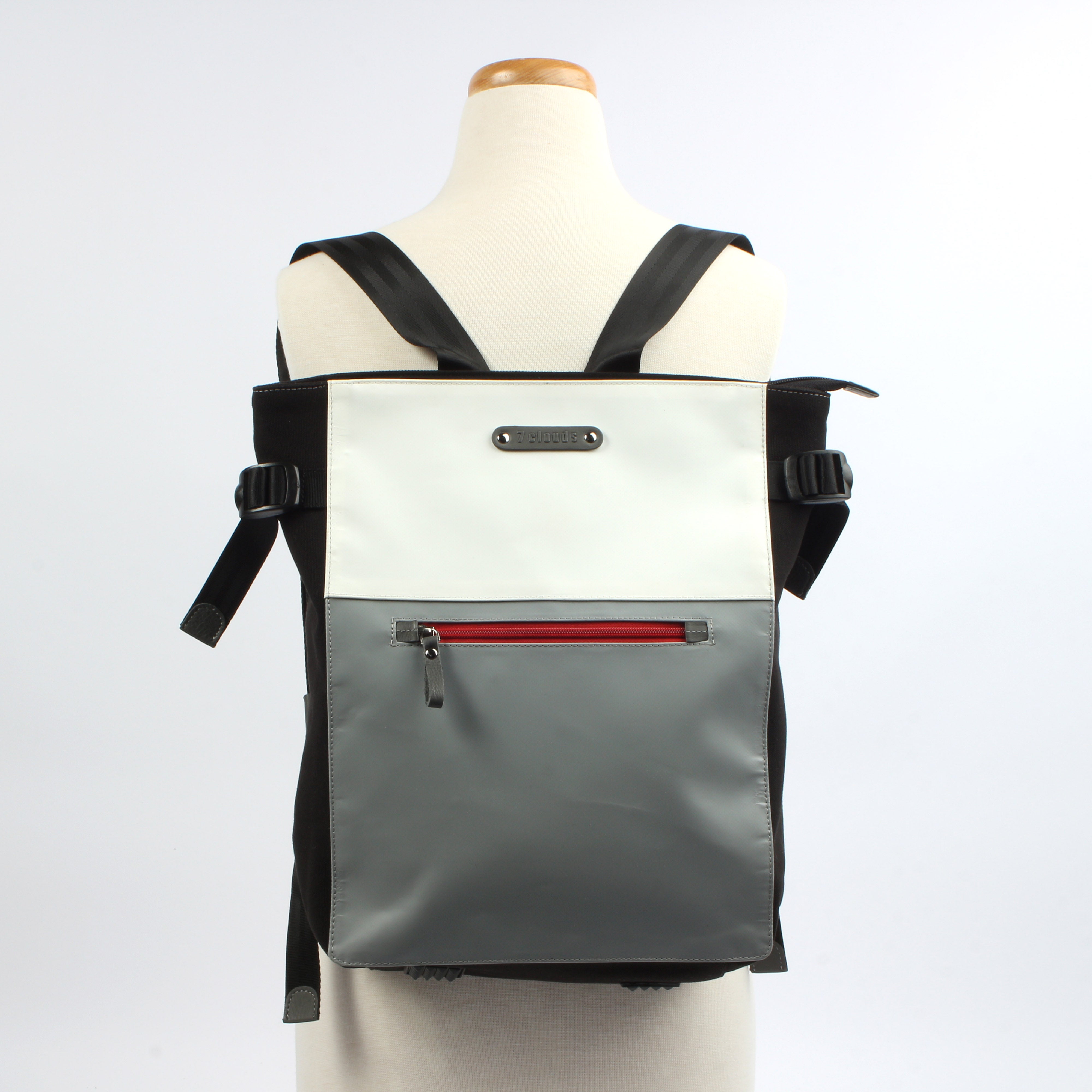 7clouds Belis 7.1 grey-white-black sustainable lady fashion backpack front model