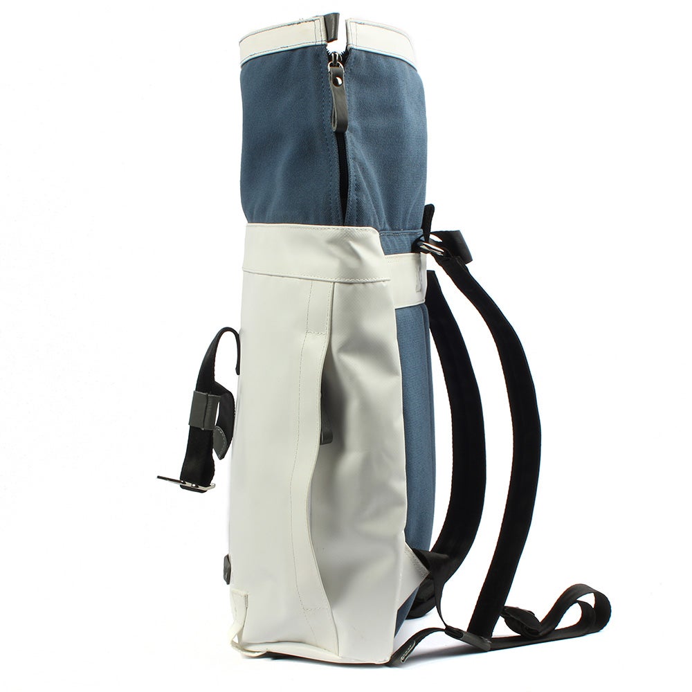 7clouds Dwars 7.4 white-blue Damen Stadtrucksack mit nachhaltimem RPET, recycling PET Flaschen, offen Seite