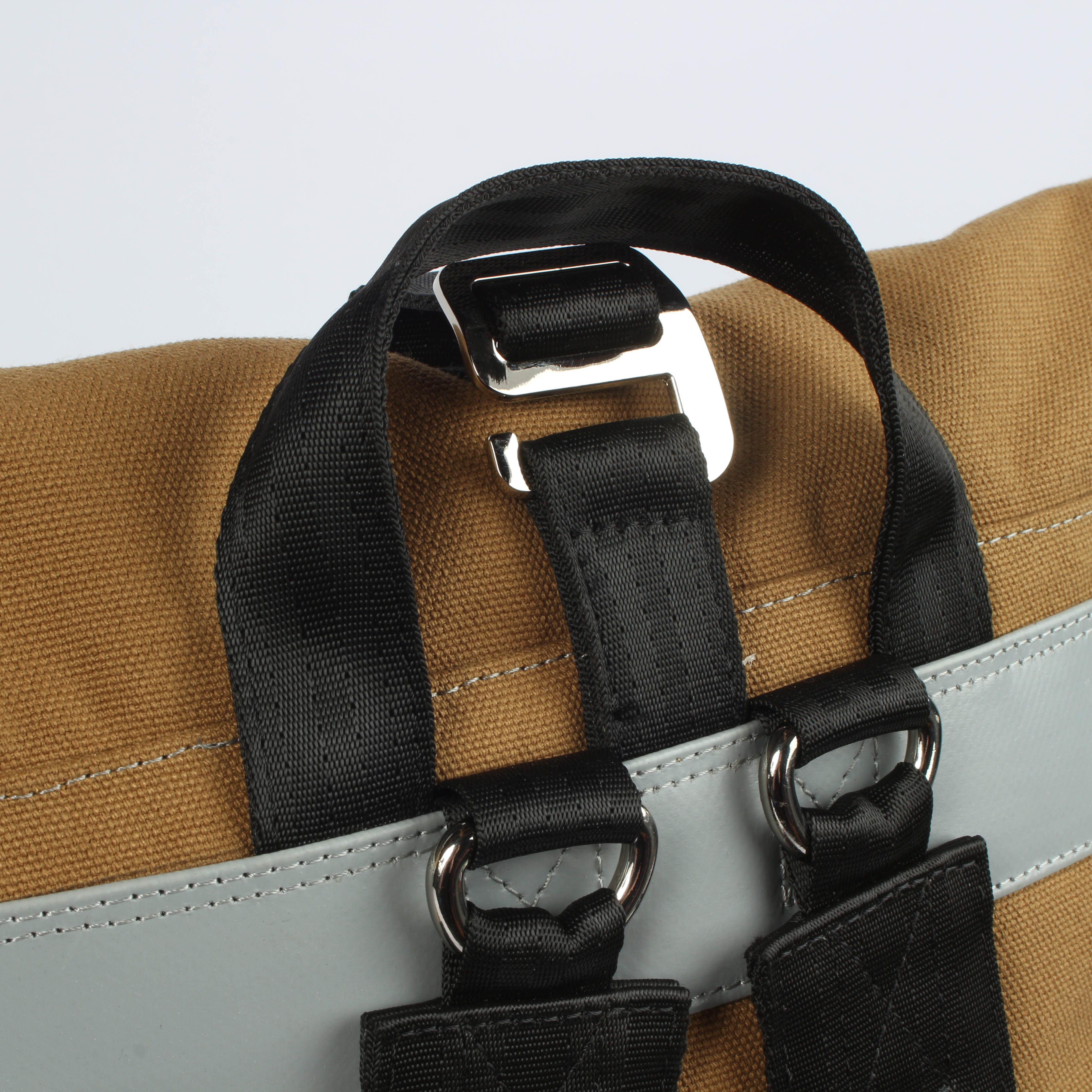 7clouds Sowe 7.4_grey-khaki_detail 7clouds Sowe 7.4 grey-khaki-nachhaltiger Fold-Top Laptoprucksack-Verschlusshacken