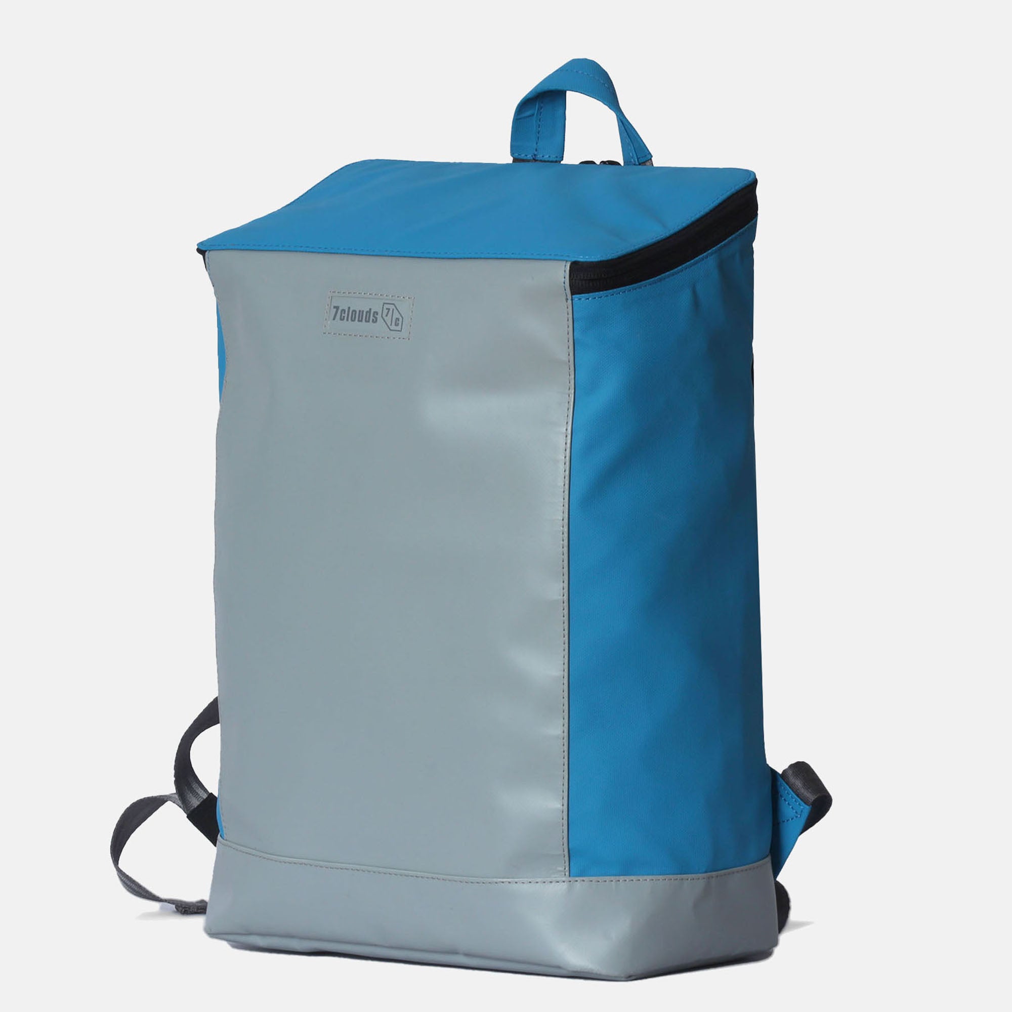 7clouds Okan 7.1 grey-light blue angle Laptop Rucksack Okan 7.1 light grey-light blue seitlich