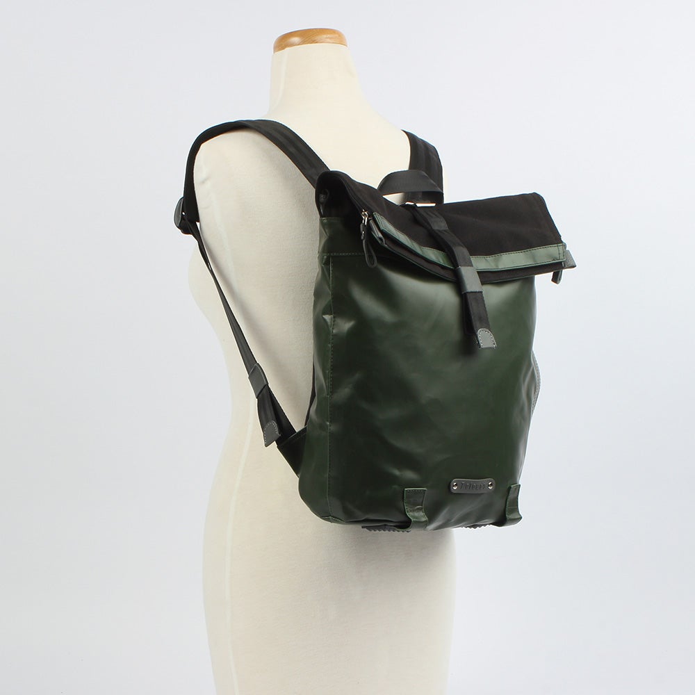 7clouds Dwars 7.4 junglegreen-black lady rolltopbackpack with RPET recycled PET, side model