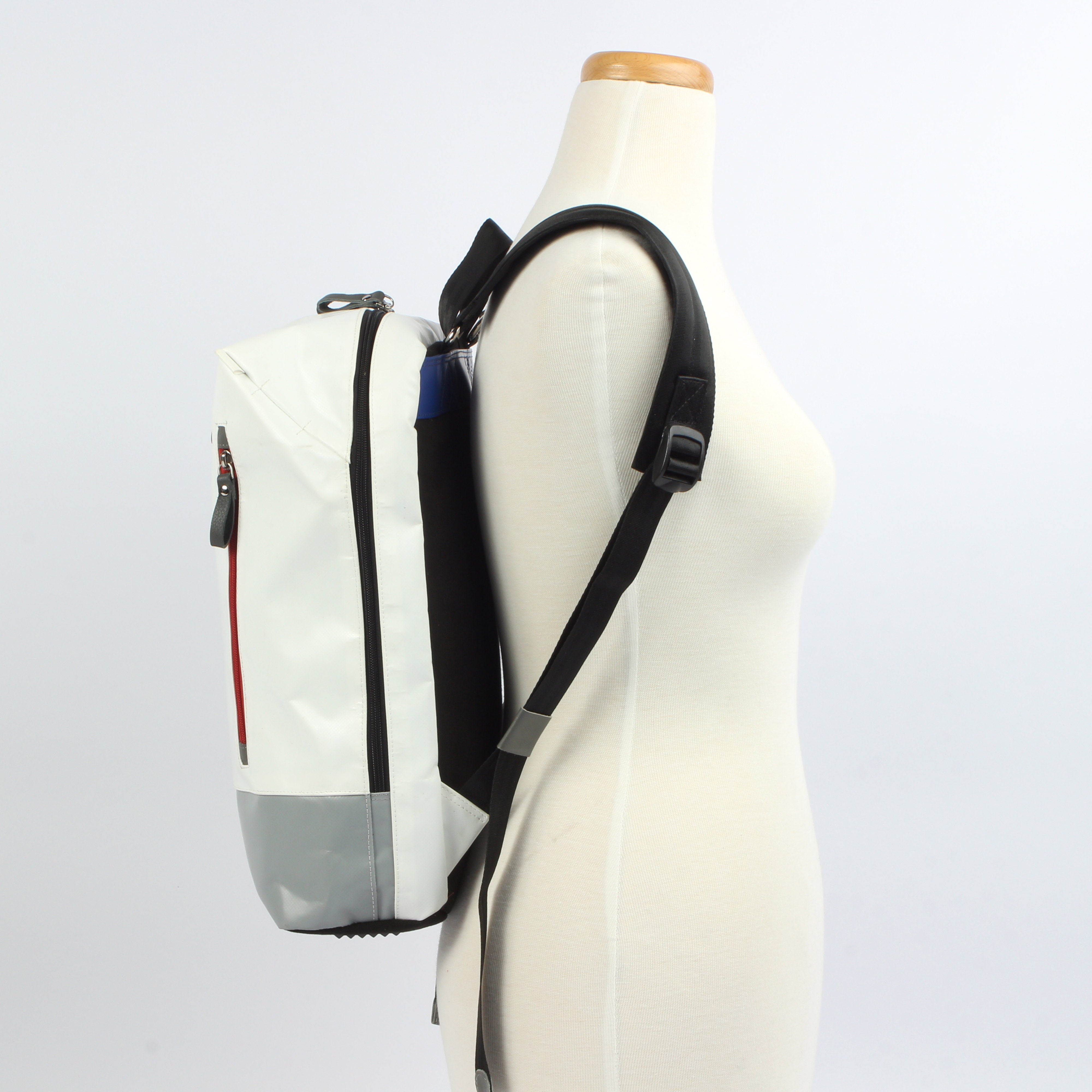 7clouds Novis 7.1_white-grey-blue_model 7clouds Novis 7.1 white-grey-blue Stadtrucksack Seite Puppe