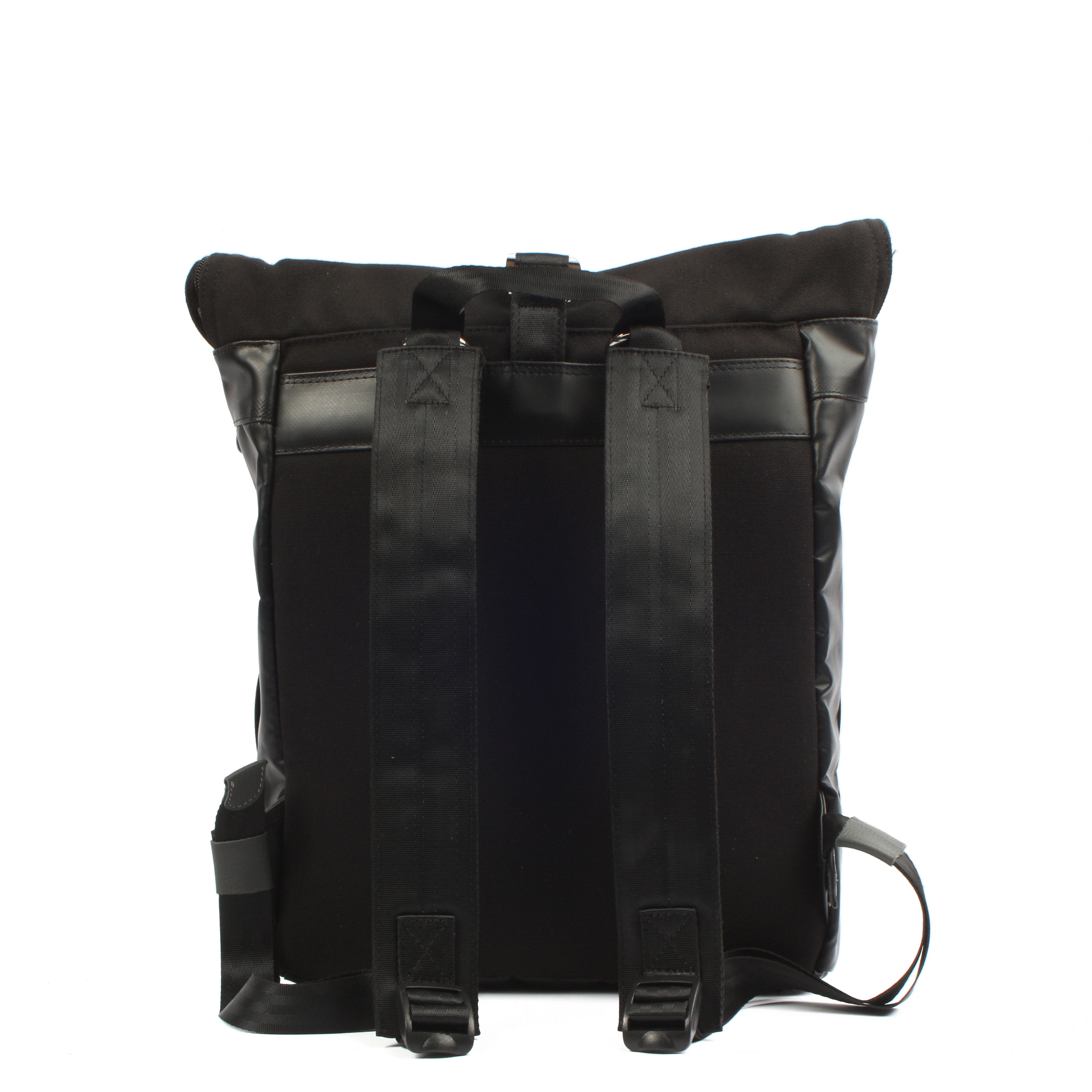 7clouds Dwars 7.4 black nachhaltiger Laptop Rolltoprucksack Rückseite