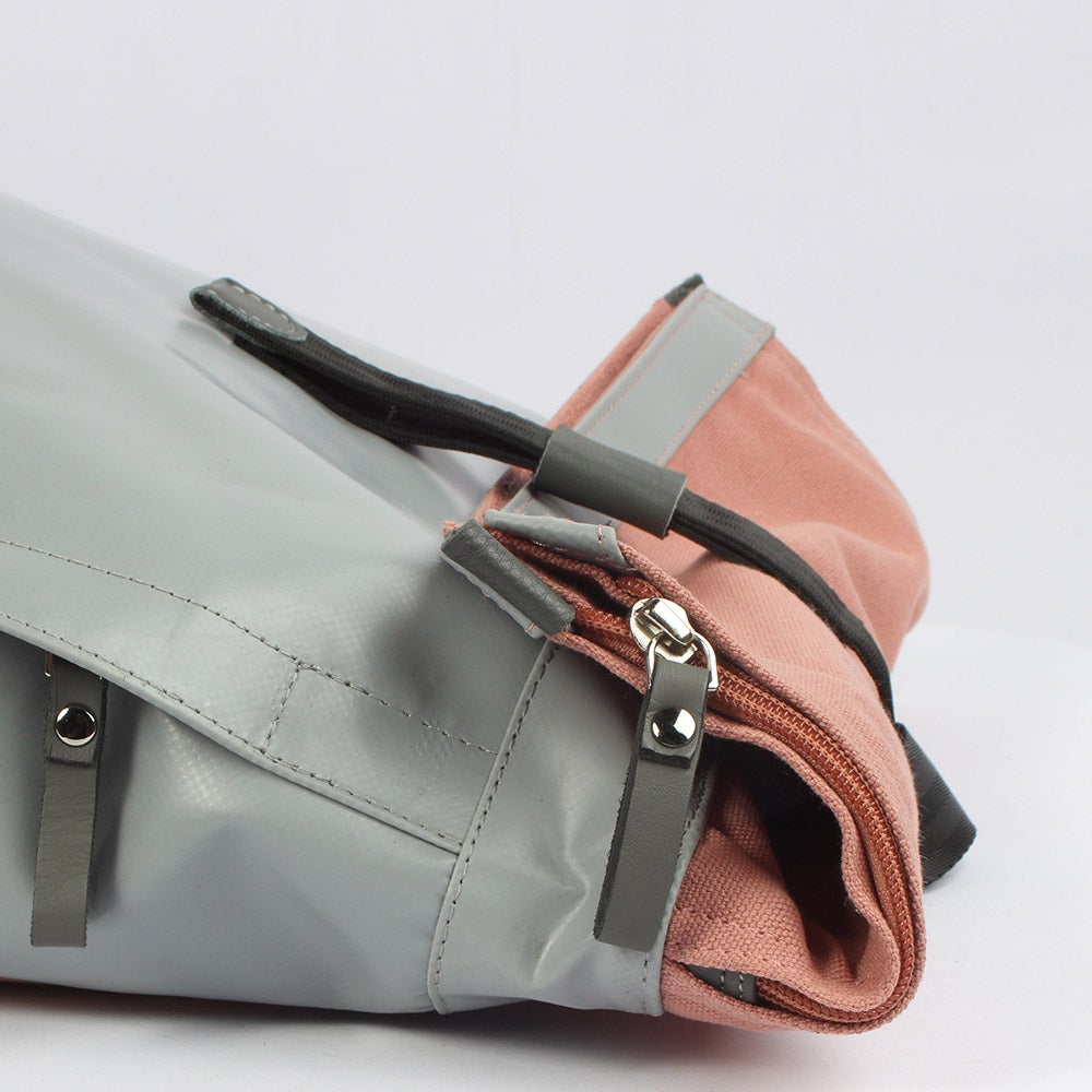 7clouds Dwars 7.4 grey-salmon sustainable rolltop lady backpack detail flap