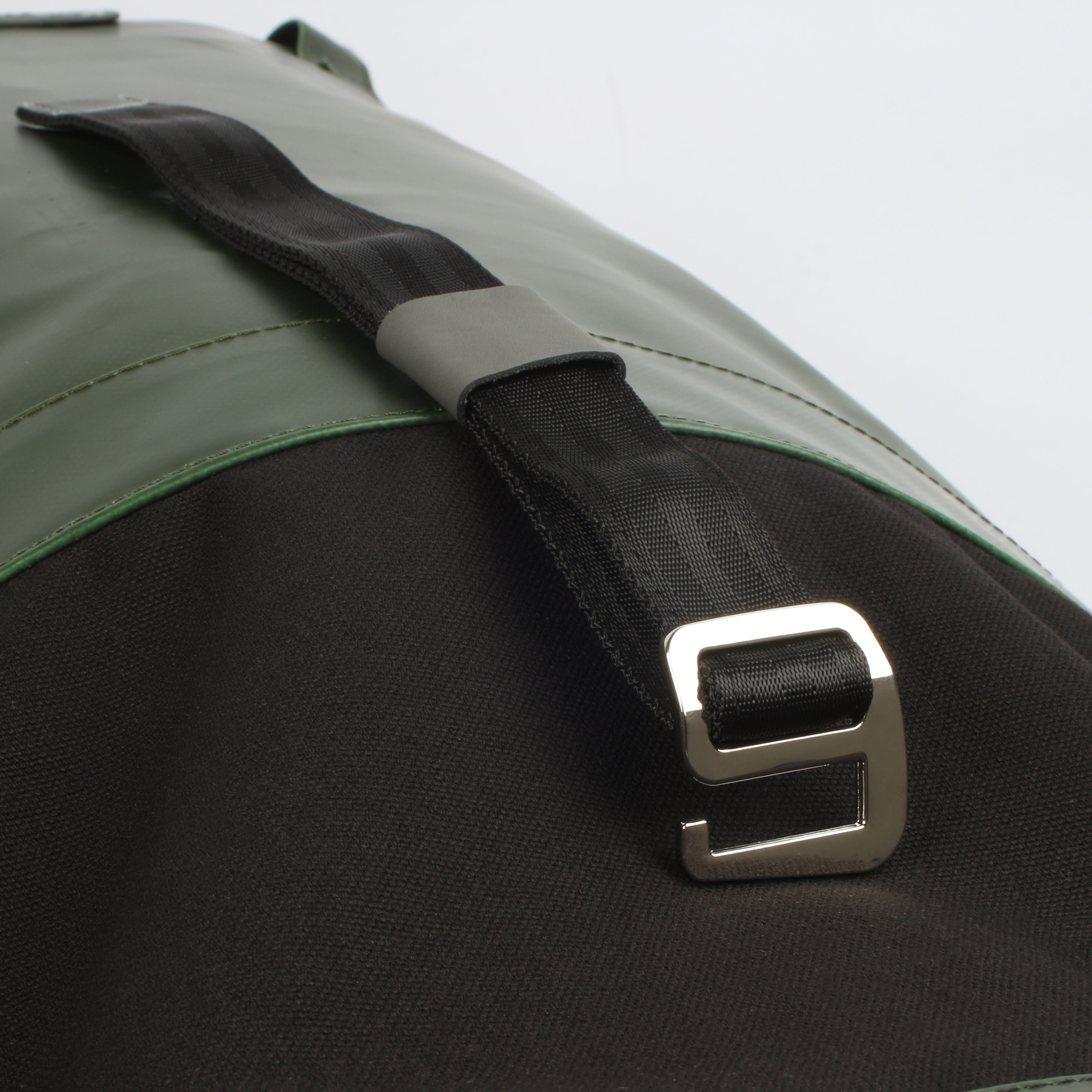 7clouds Sowe 7.4 junglegreen-black-nachhaltiger Fold-Top Laptoprucksack mit RPET Stoff-Detail Verschlusshaken