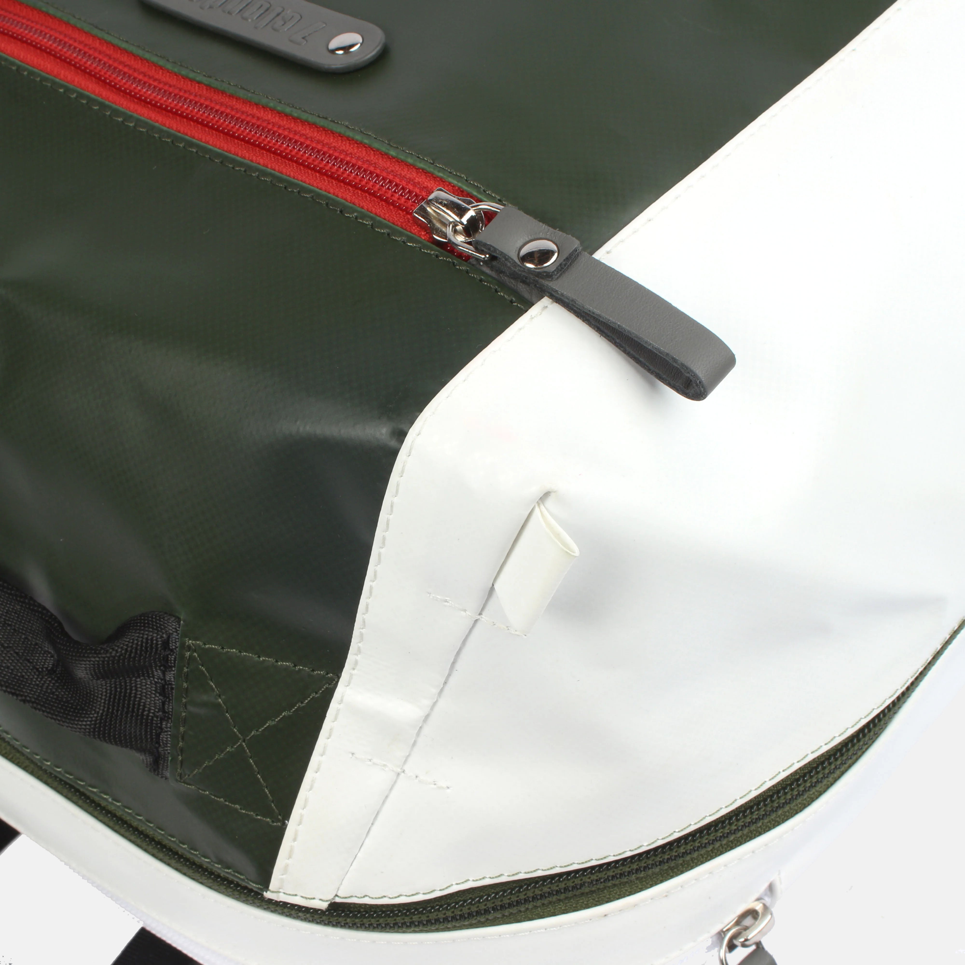 7clouds Lenis 7.1_junglegreen-white_detail 7clouds Lenis 7.1 junglegreen-white nachaltiger Stadtrucksack für Laptop-Detail V-Design