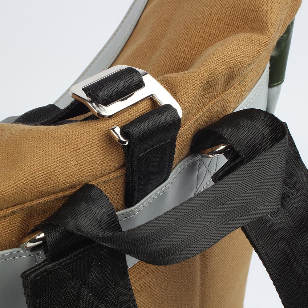 7clouds Dwars 7.4 junglegreen-grey-khaki sustainable lady rolltopbackpack with RPET recycled PET bottles- detail hook