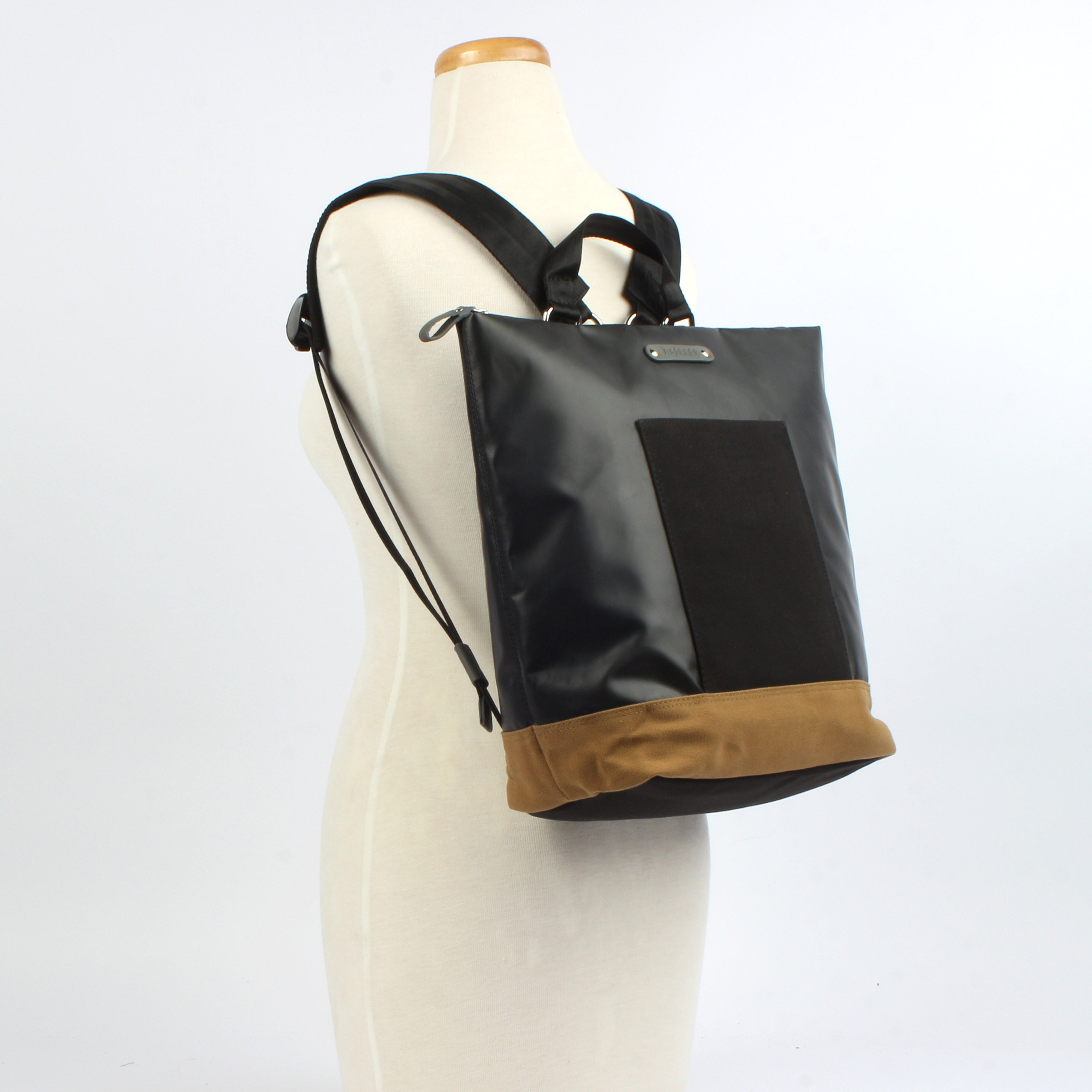 7clouds Shopper-Rucksack Nusin 7.1 black 7clouds Nusin 7.1 black nachhaltiger Damen Design-Laptoprucksack seite Puppe