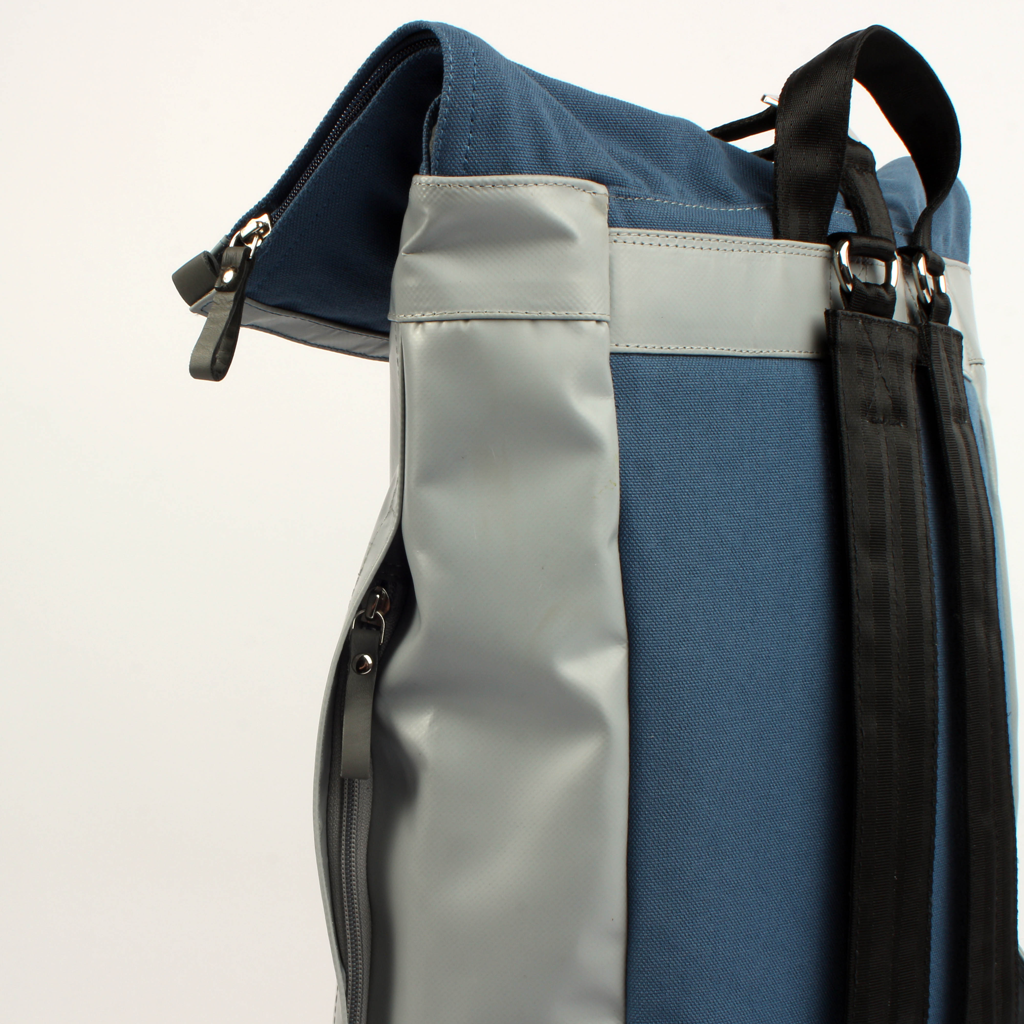7clouds Sowe 7.4_grey-blue_detail_1 7clouds Sowe 7.4 grey-blue- nachhaltiger Fold-Top Laptop Stadtrucksack-Detail Fold-Top