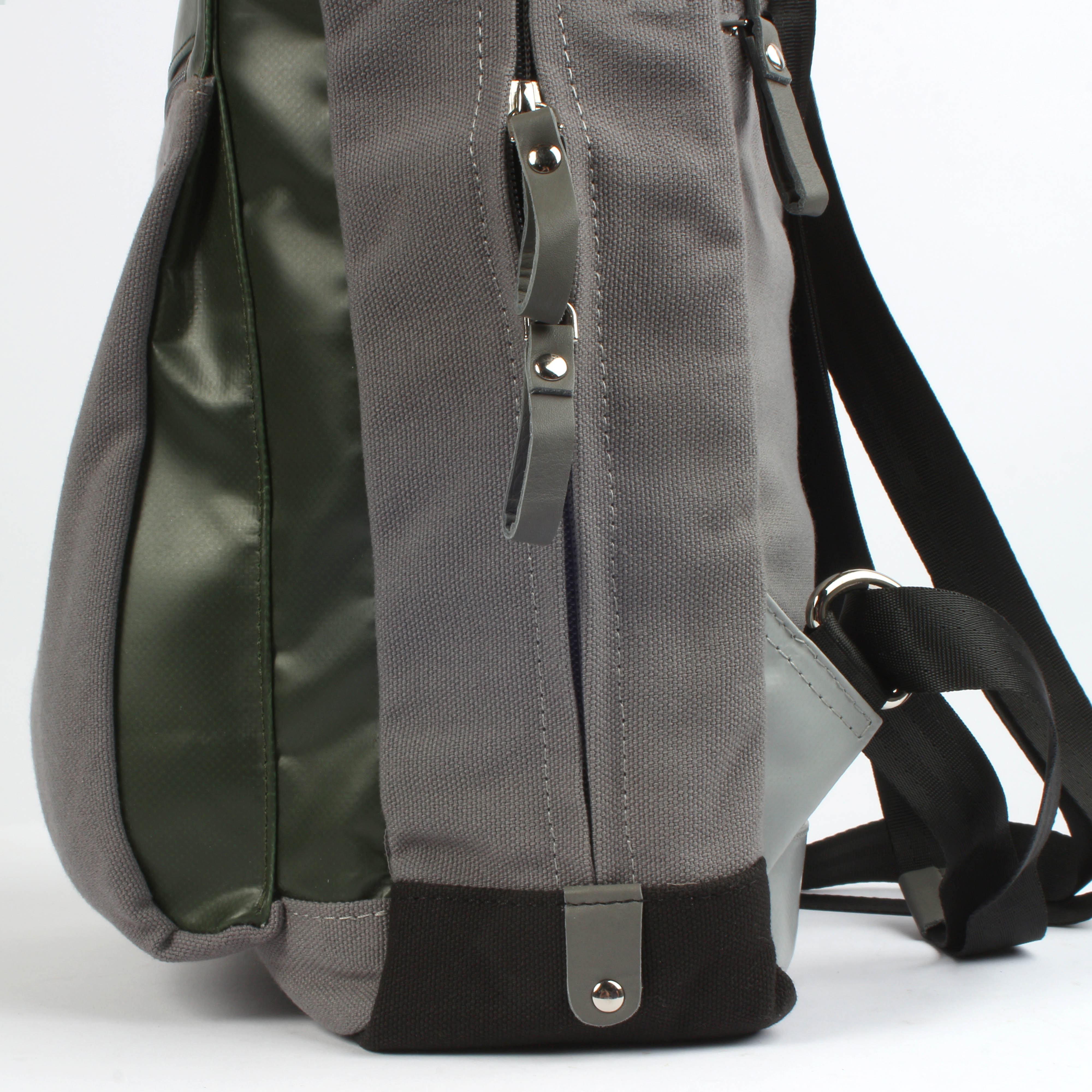 7clouds Neldem grey-junglegreen nachhaltiger Shopper-Laptoprucksack für Damen Detail Reissverschluss