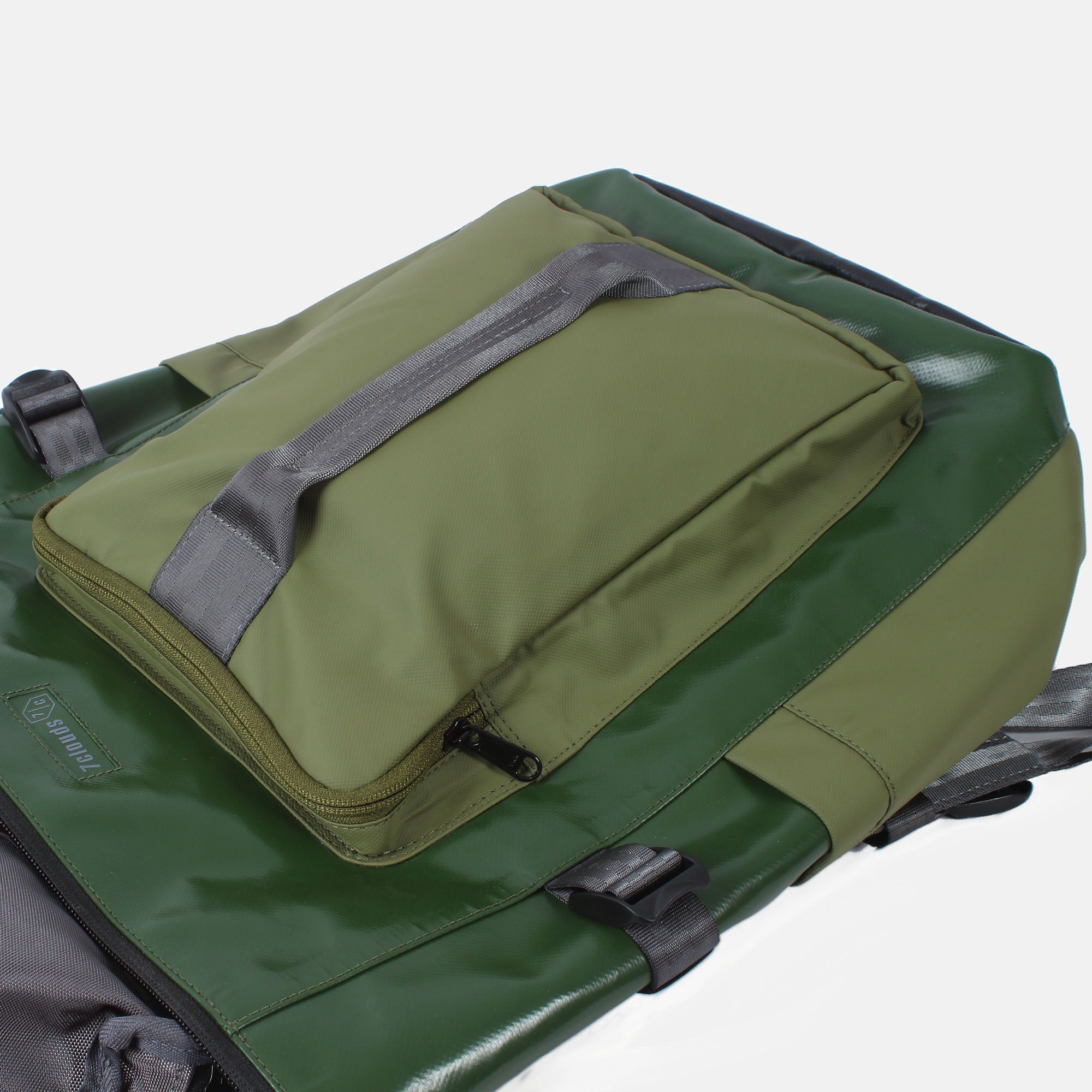 7clouds laptop backpack Heloy 7.1 jungle green-mud green front pocket