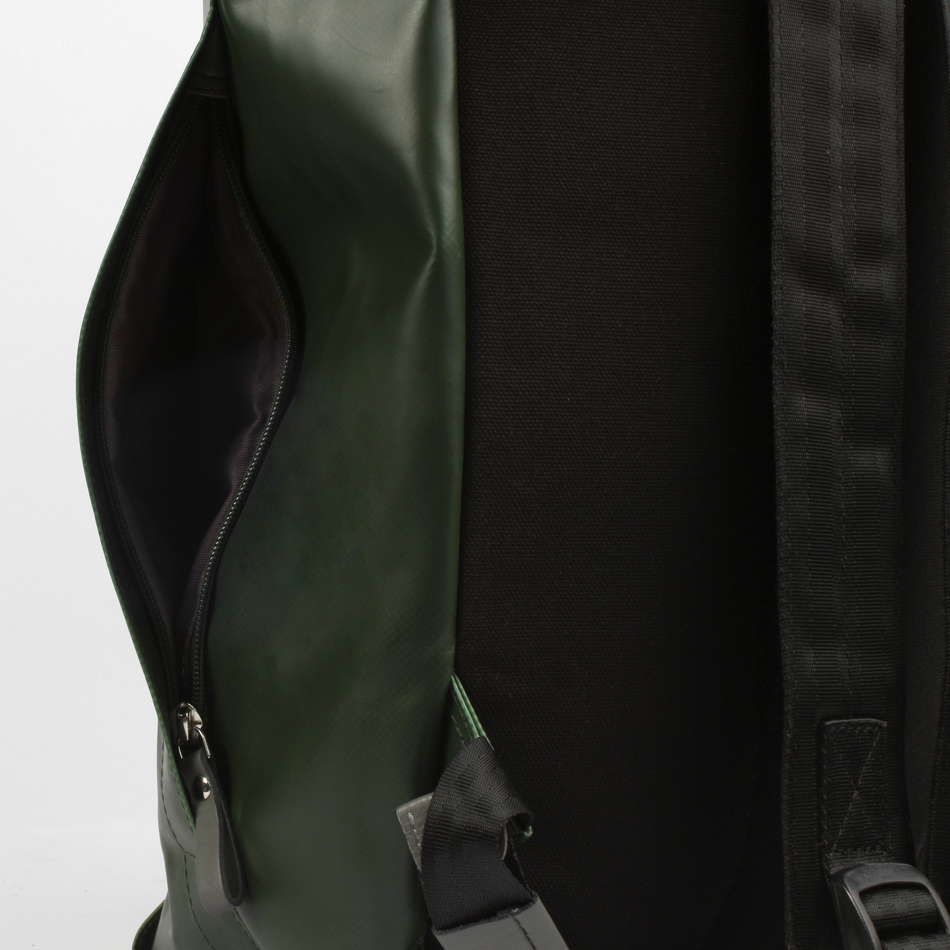 7clouds Sowe 7.4 junglegreen-black-fold-top laptopbackpack with RPET-detail