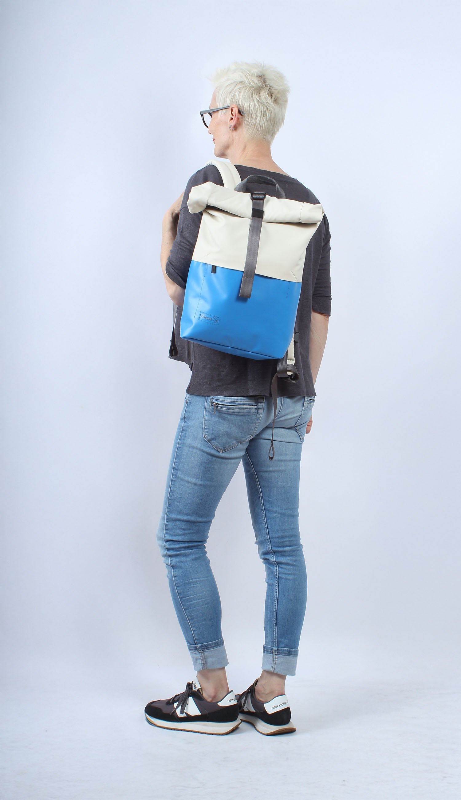 Kira 7.1 mood Kira 7.1 blue-off white mit Frau