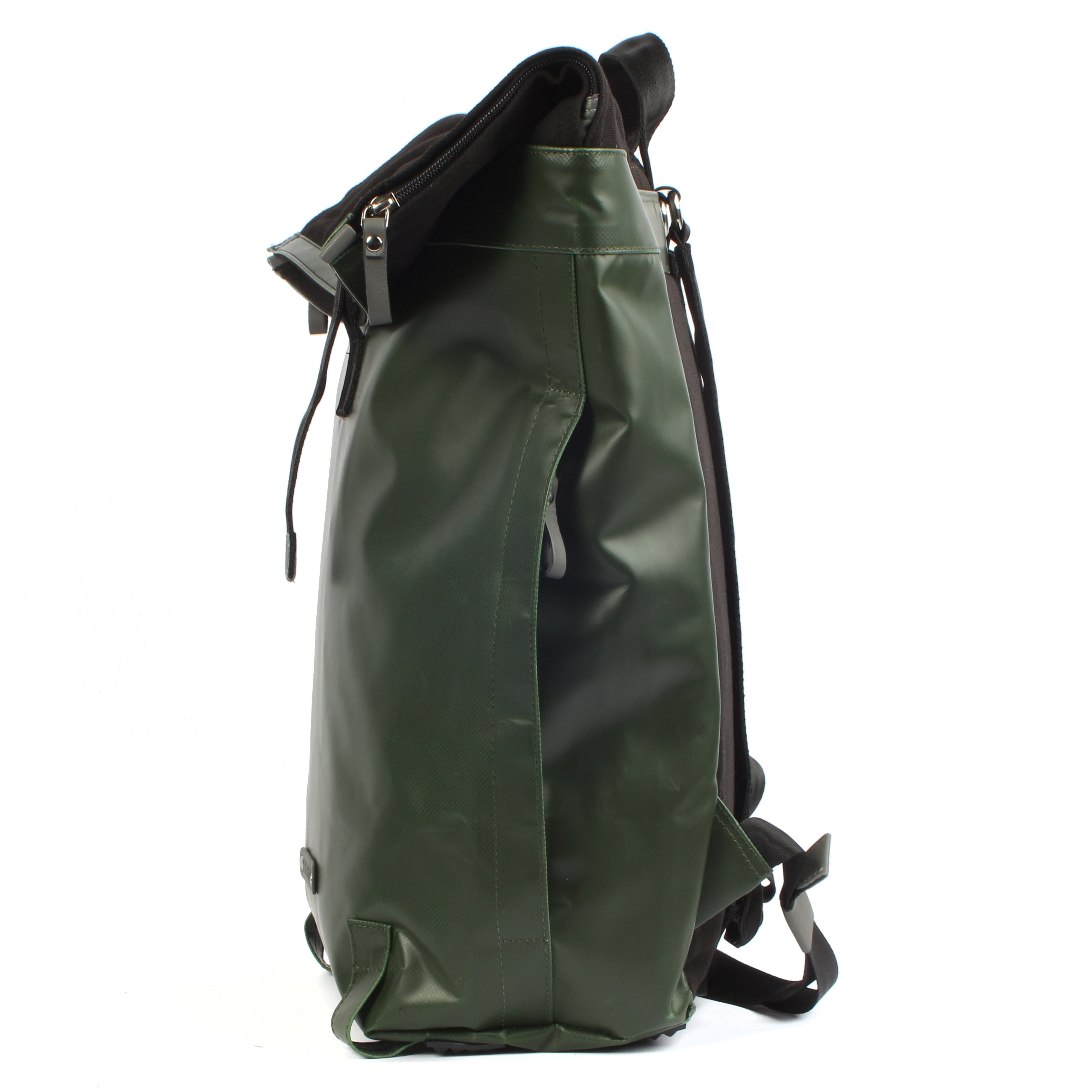 7clouds Sowe 7.4 junglegreen-black-nachhaltiger Fold-Top Laptoprucksack mit RPET Stoff-Seite