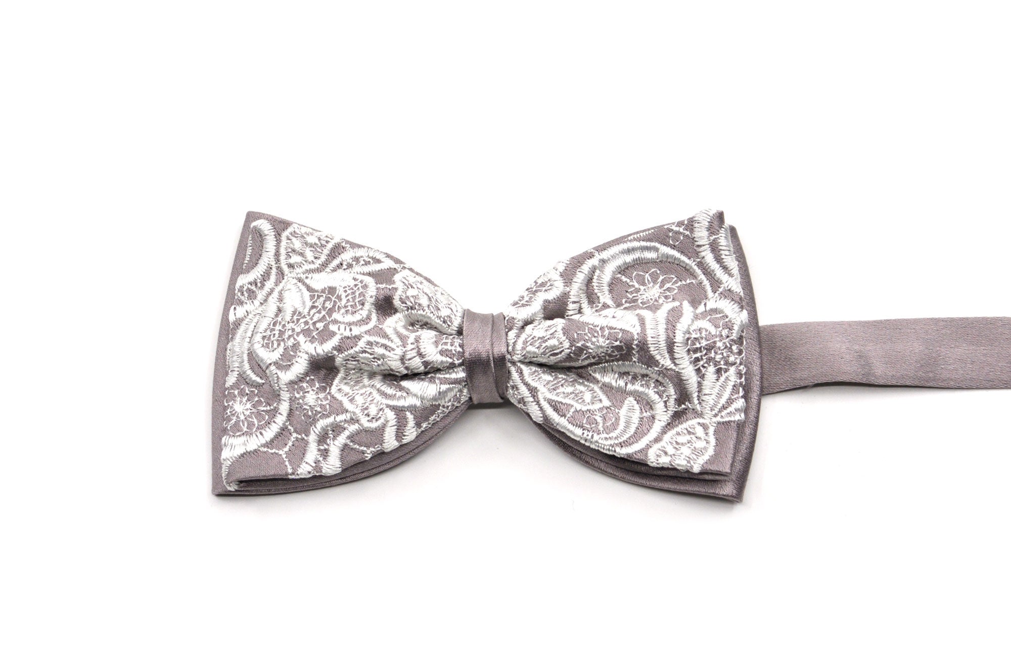 Bowtie «Vadian» with st.gallen embroidery (steely pink/white) Bowtie «Vadian» with st.gallen embroidery (steely pink/white)