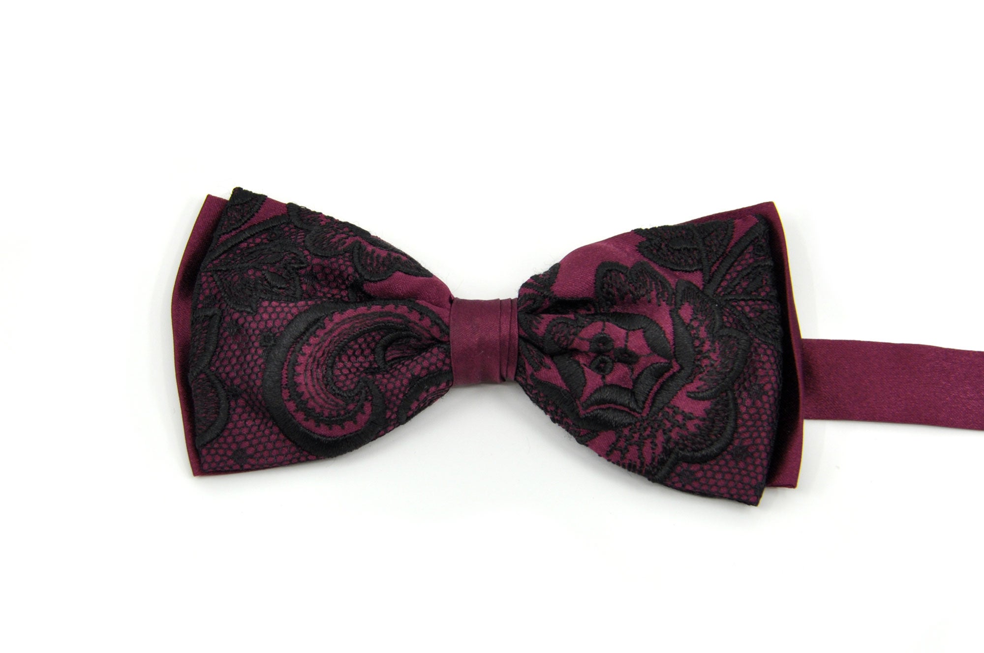 Bowtie «Peter» with st.gallen embroidery Bowtie «Peter» with st.gallen embroidery