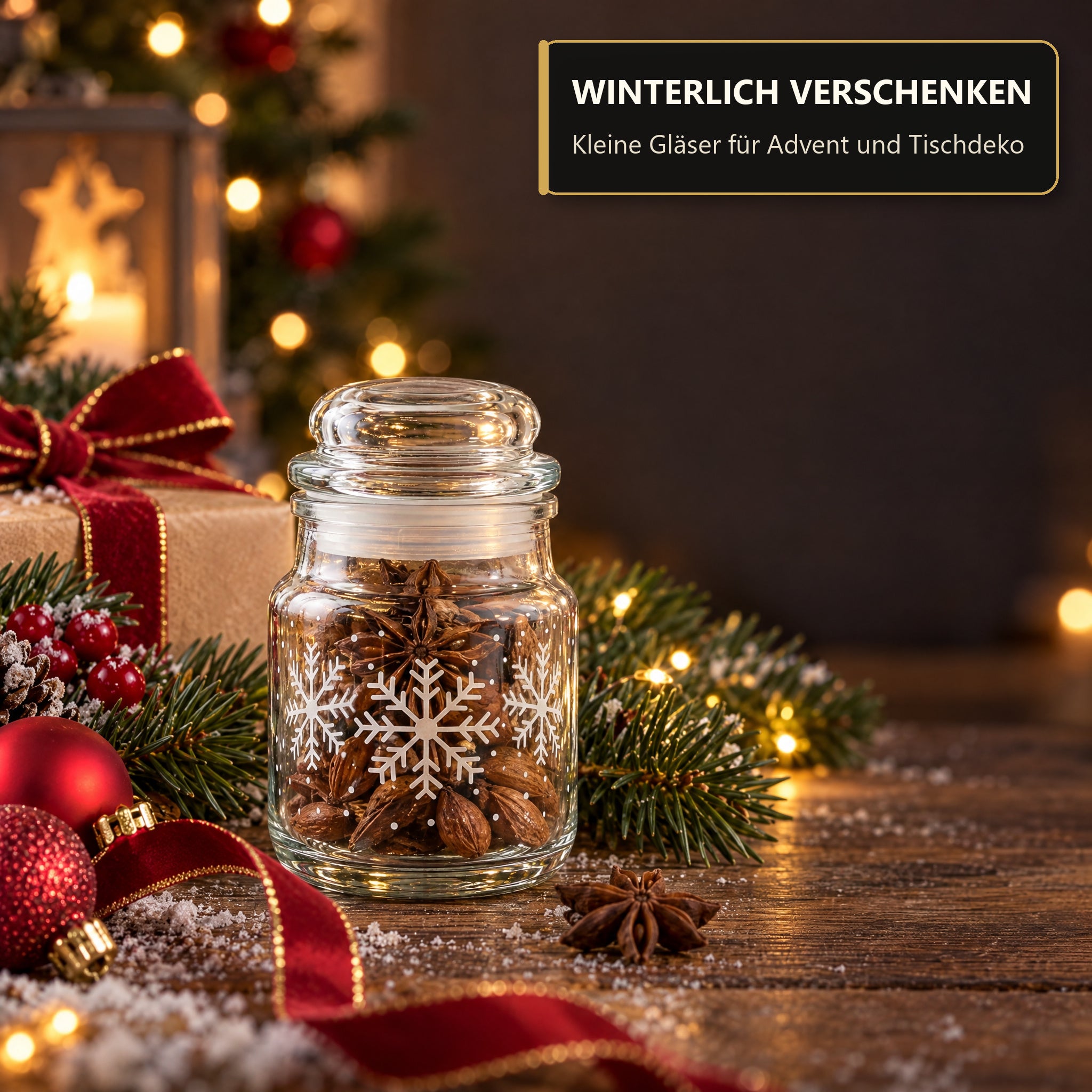 Vorhandenes Schneeflockenglas mit Glaskorken in einer winterlichen Geschenkszene, Gläser, Spritzglas, Streuer, Zimtstern, Jahreszeitlich