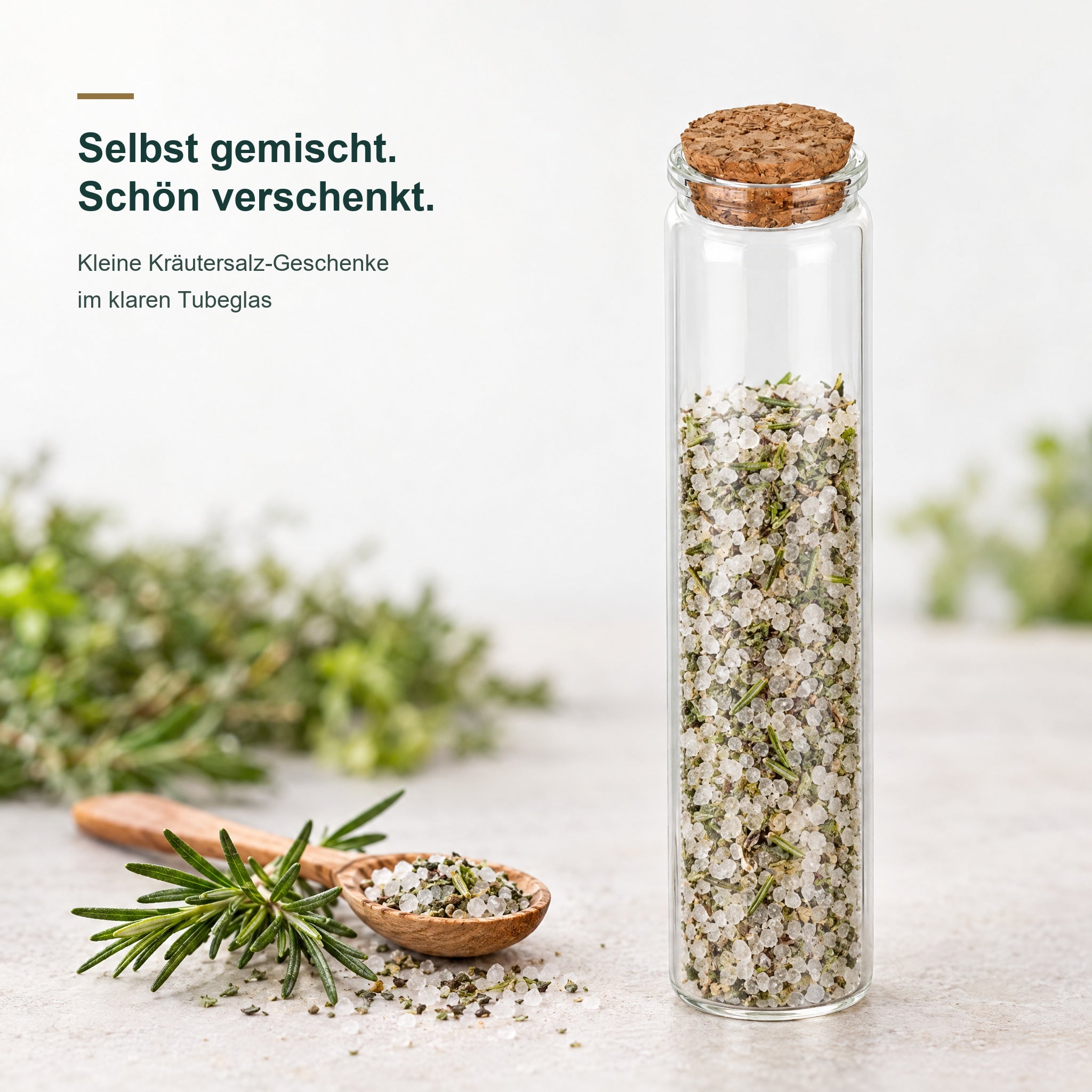 SW10144 – Anwendungsbeispiel; dargestellte Füllung gehört nicht zum Lieferumfang, Kräutersalz, Rosmarin, Klares Glas, Korkverschluss, Geschenkglas