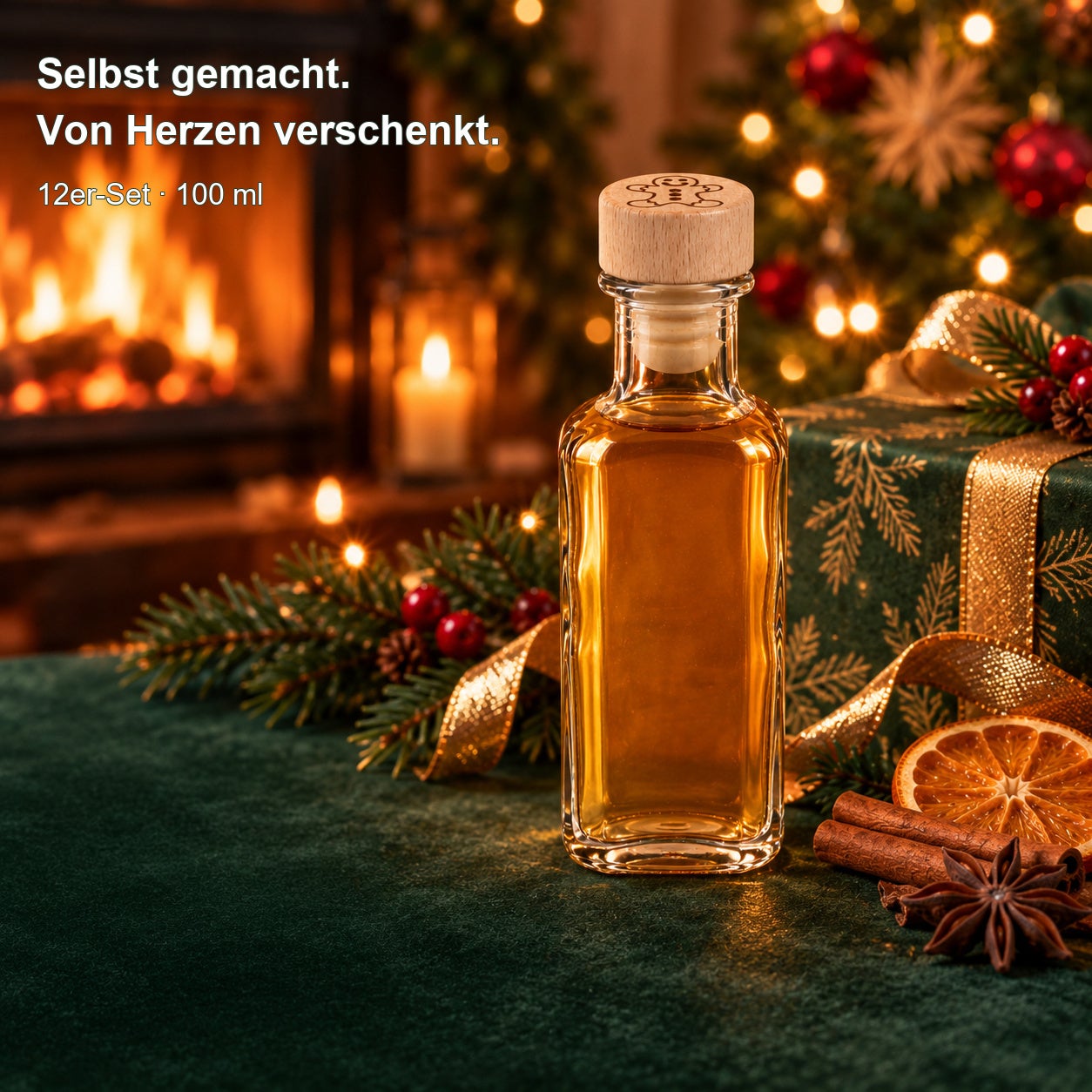 Apotheker eckig 100 ml gefüllt als Geschenk im weihnachtlichen Ambiente mit Baum und Kamin; 12er-Set., Likör, Flasche, Holzdeckel, Goldenbraun, Weihnachtsdekoration