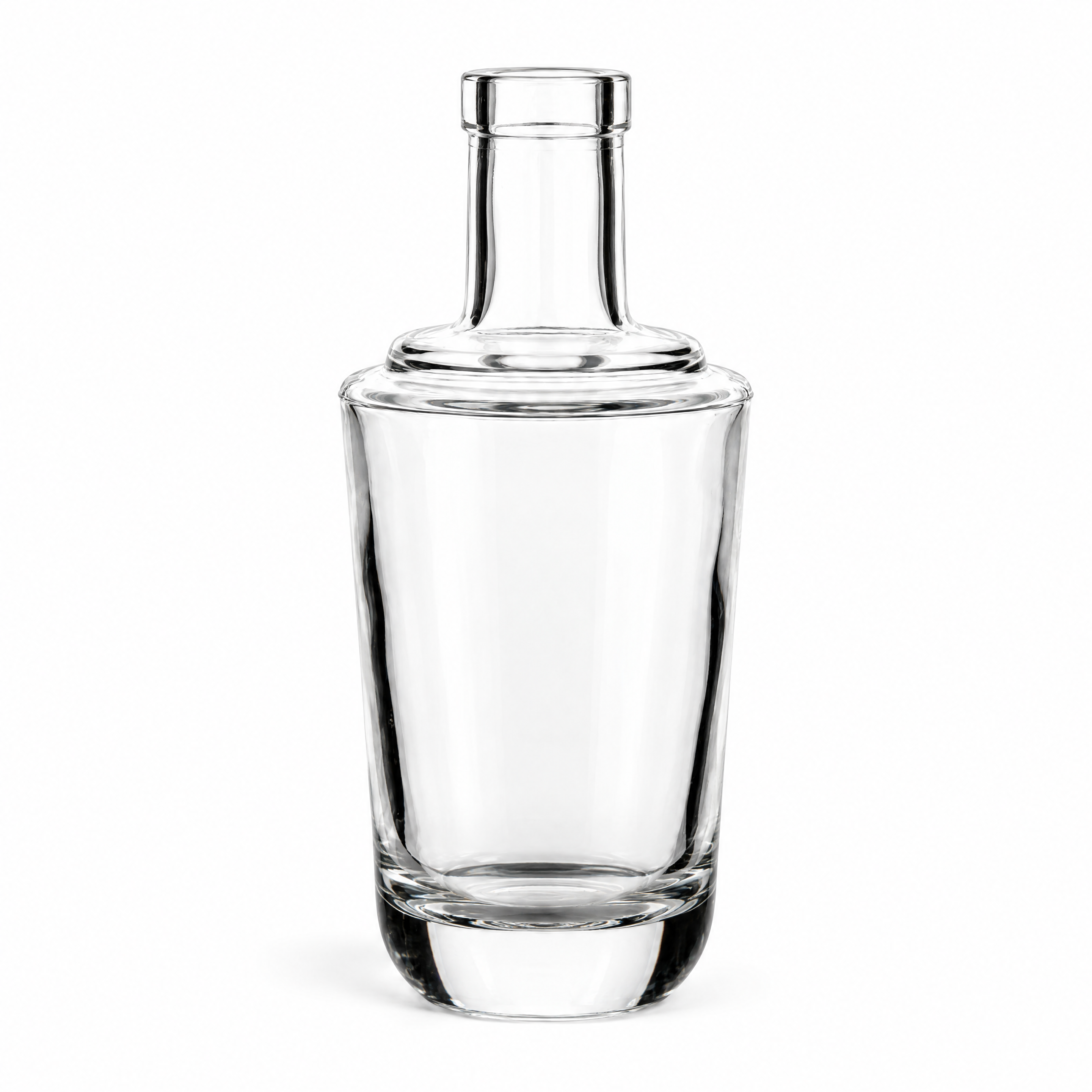 250 ml Alchimia – eine leere offene Flasche ohne Verschluss auf weißem Hintergrund, Glasflasche, Karaffe, Klarglas, Glasstopfen, Schwerer Boden