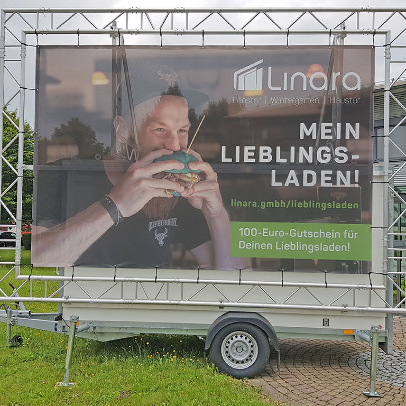 Spannfix anwendung an Werbeplakat