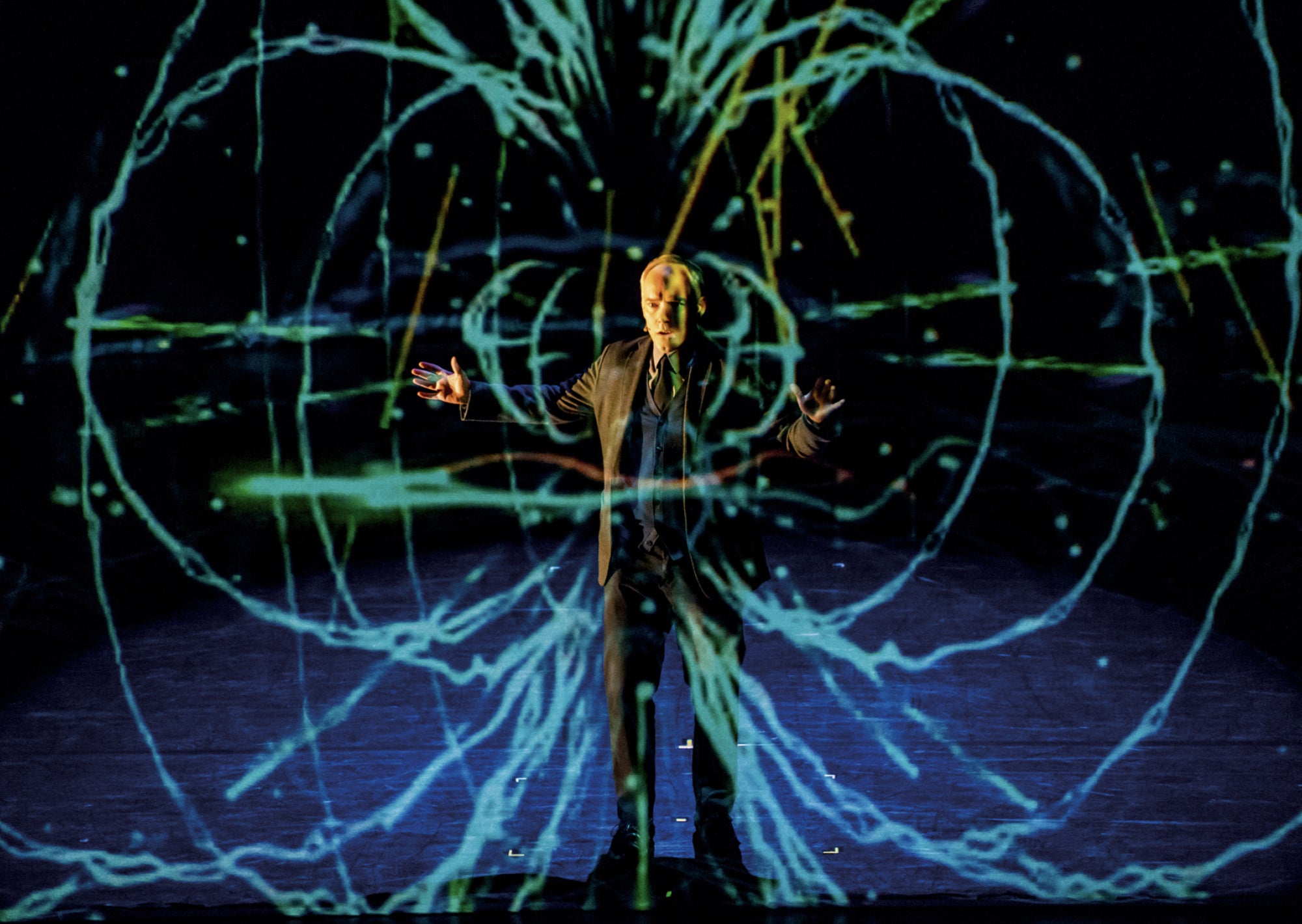 3D-Projektion Hologauze bei dem ein Mann während eines Auftritts dahinter steht und etwas darauf projiziert wird