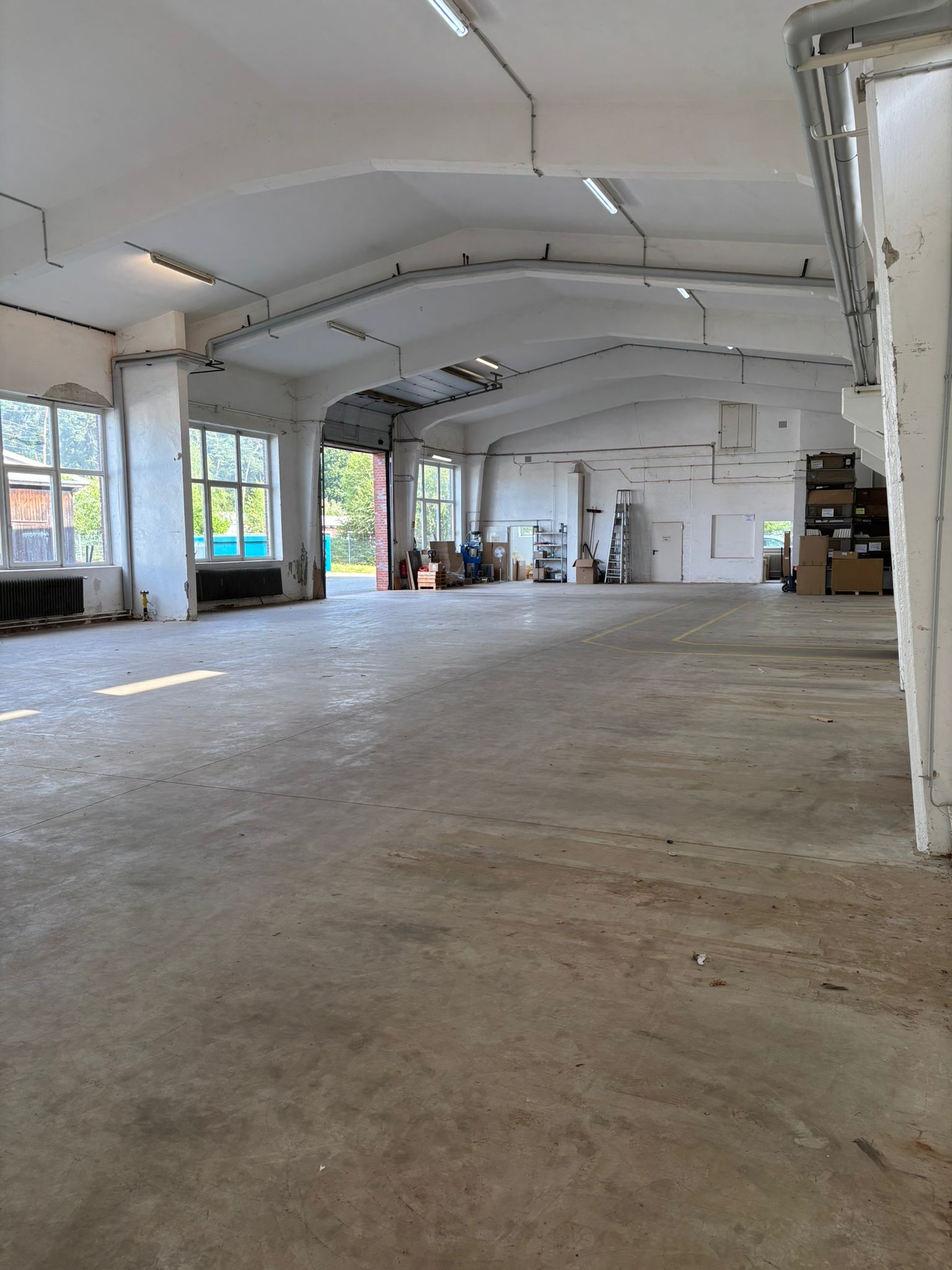 Das Papplager der SIMPEX eine große Halle aus den 30er Jahren ist leer und steht für eine moderne Endmontage zur Verfügung