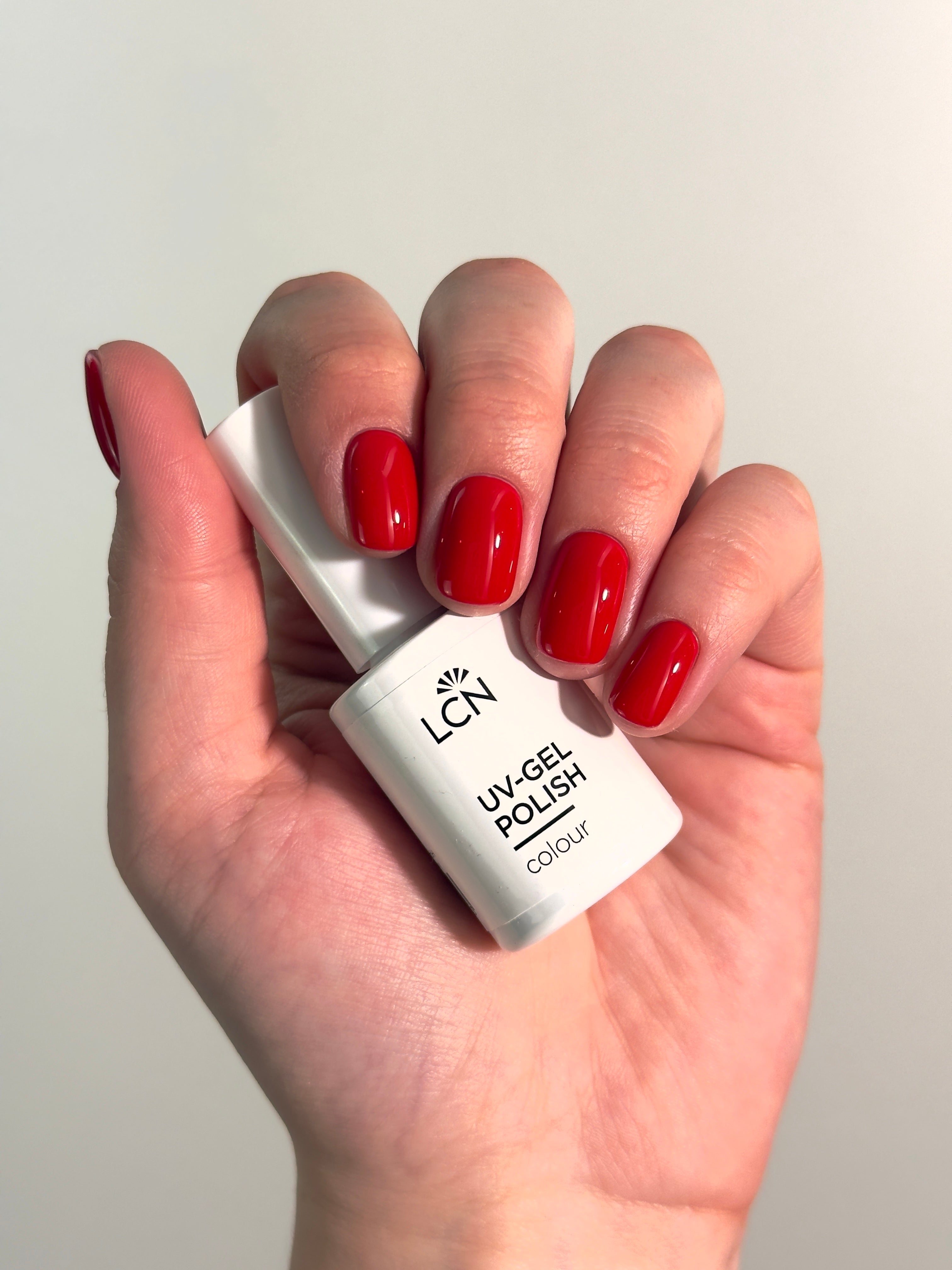 nail polish, UV-Gel, rot, Maniküre, Flasche in Hand