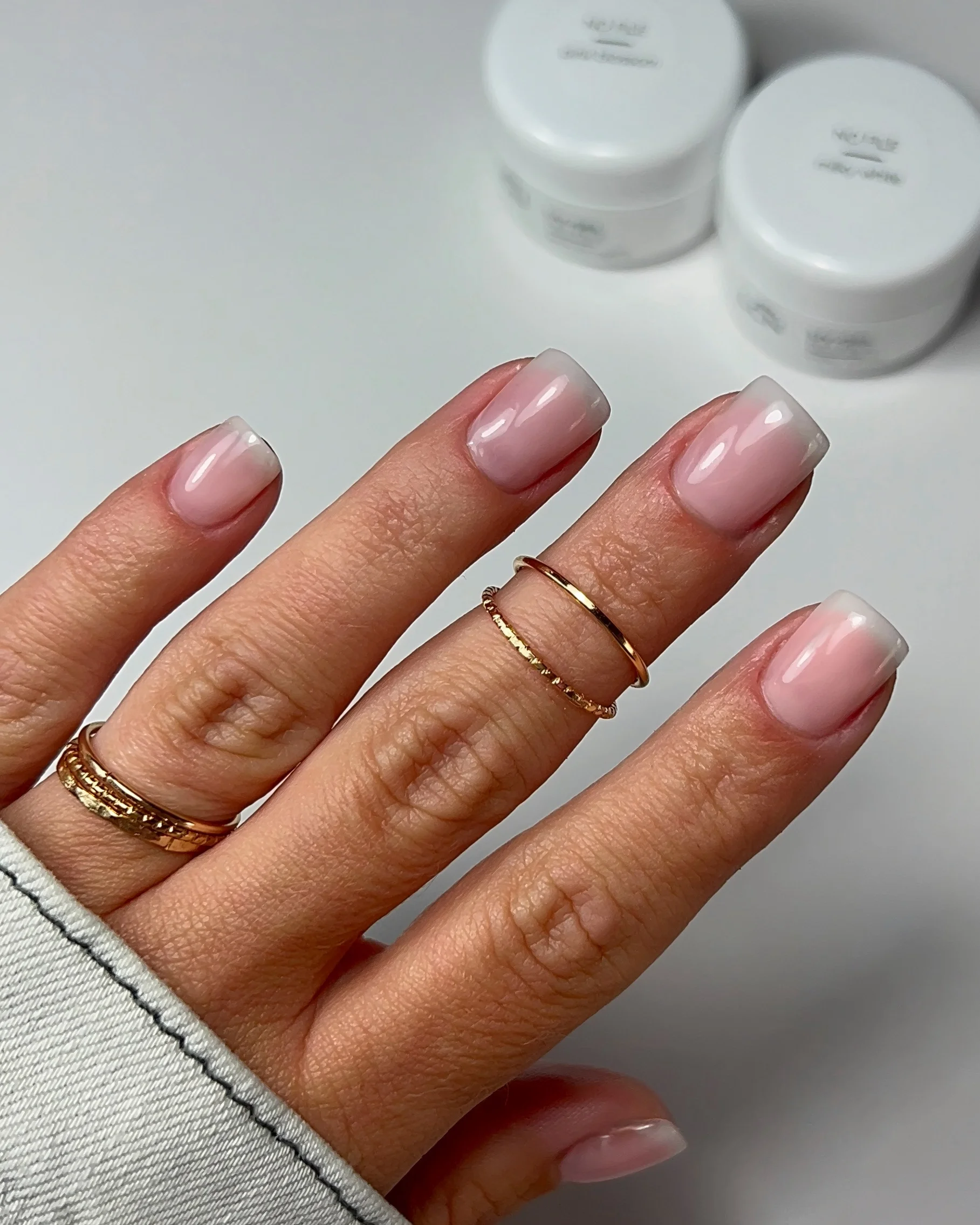 nagelmodellage, ringe, goldene ringe, maniküre, schmuck