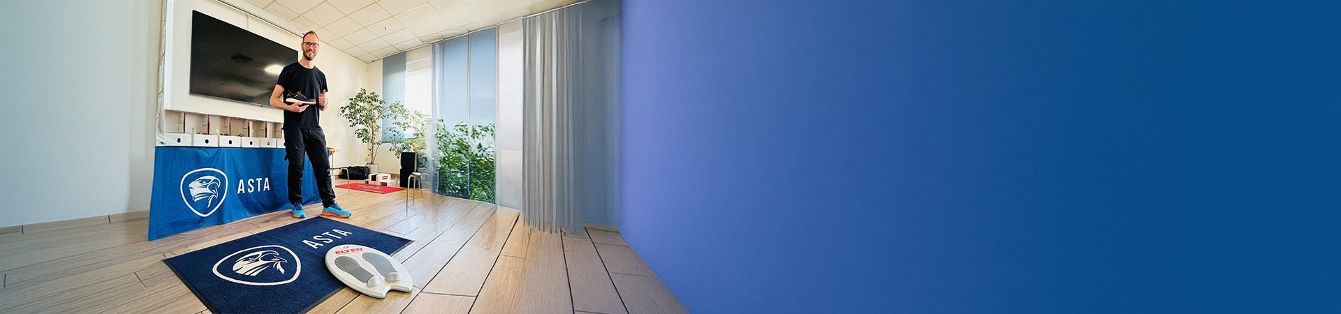 Fußvermessung durch Mitarbeiter Ludwig Winter zur Analyse der optimalen Passform von Sicherheitsschuhen