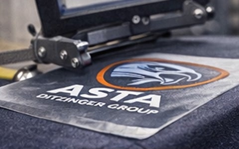 Arbeitskleidung mit Logo im Transferdruck-Verfahren veredelt