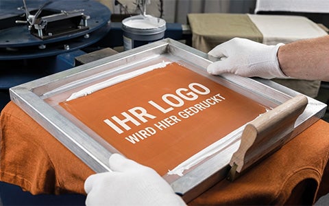 Arbeitskleidung mit Firmenlogo im Siebdruckverfahren bedruckt