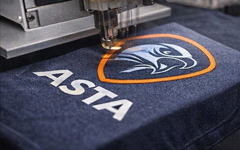 Arbeitskleidung mit hochwertig gesticktem Firmenlogo auf Brust