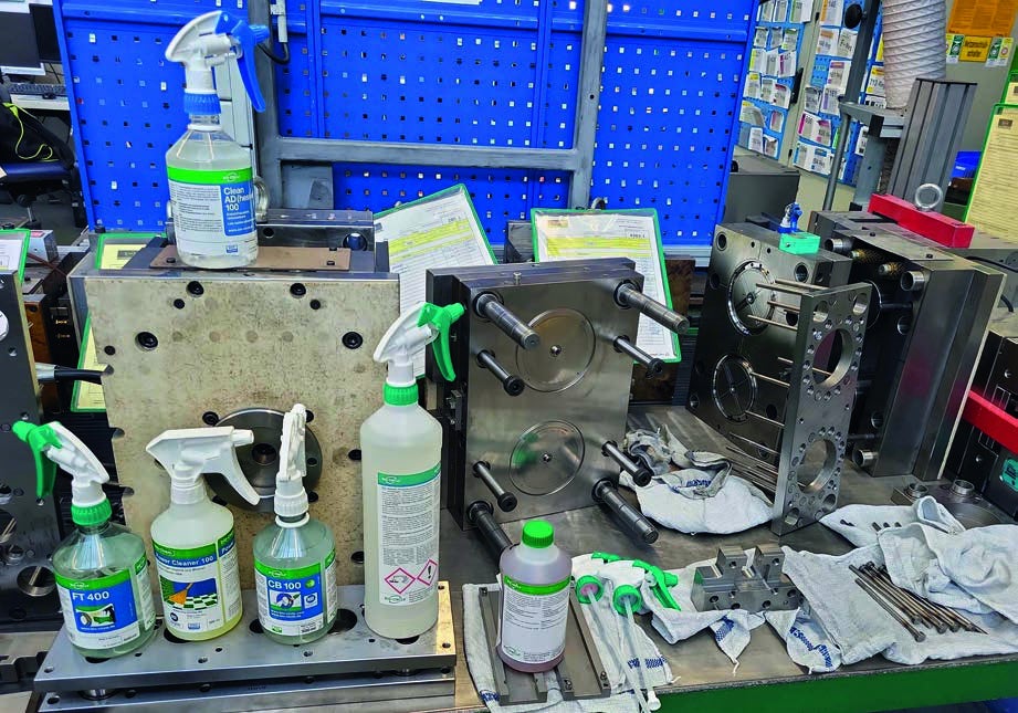 Lisování plastů – manuální čištění formy