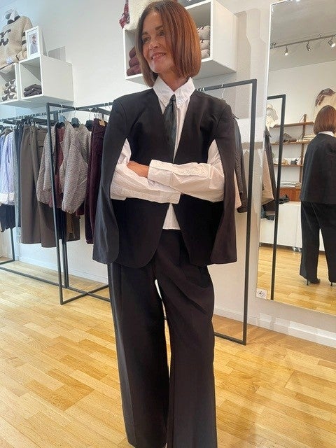 Schwarzer Hosenanzug, Zweiteiliger Anzug, Sakko, Weite Hose, Weiße Bluse