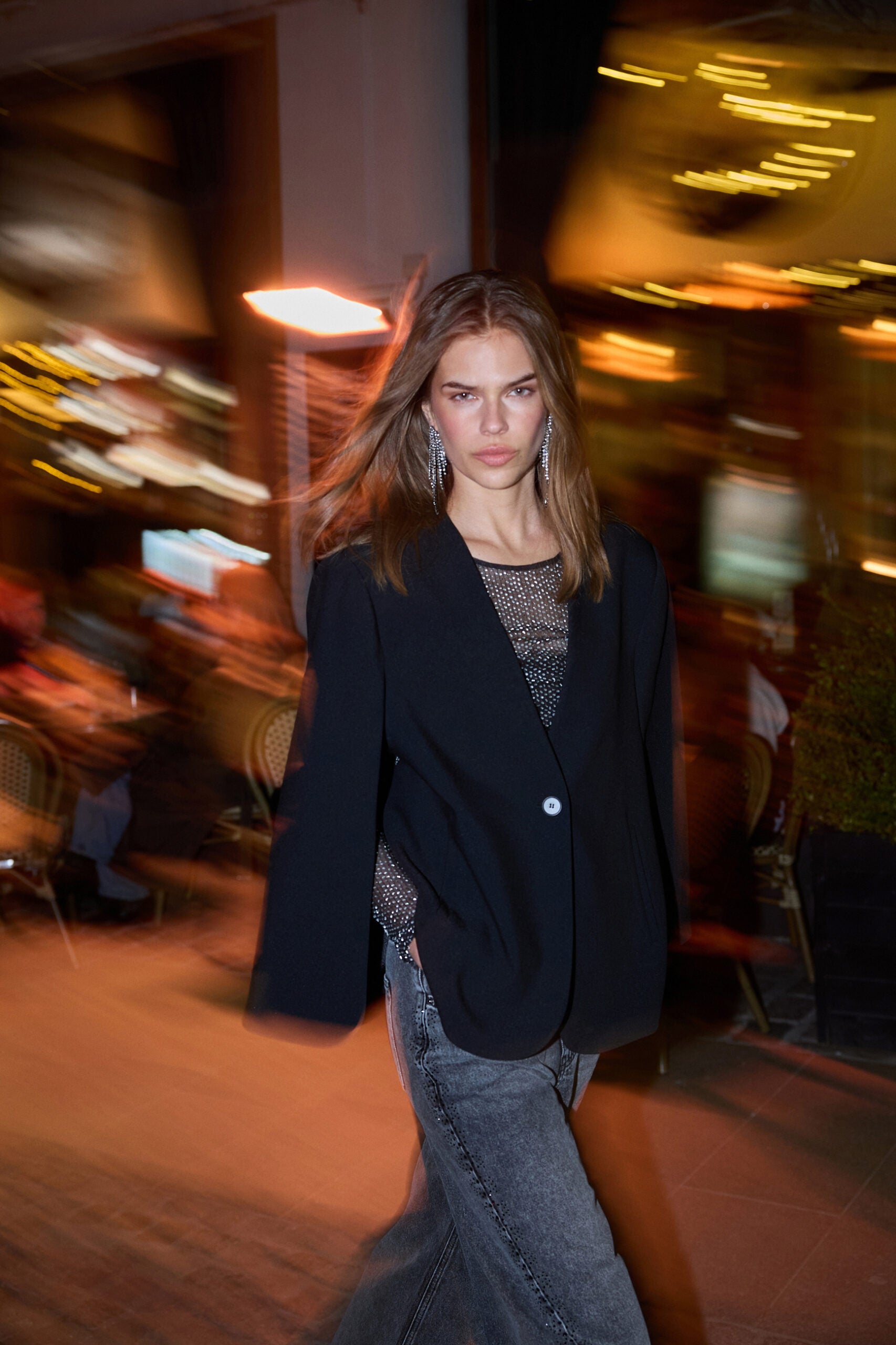 Schwarzer Blazer, Ein-Knopf-Verschluss, Weite Ärmel, Netzoberteil, Graue Jeans
