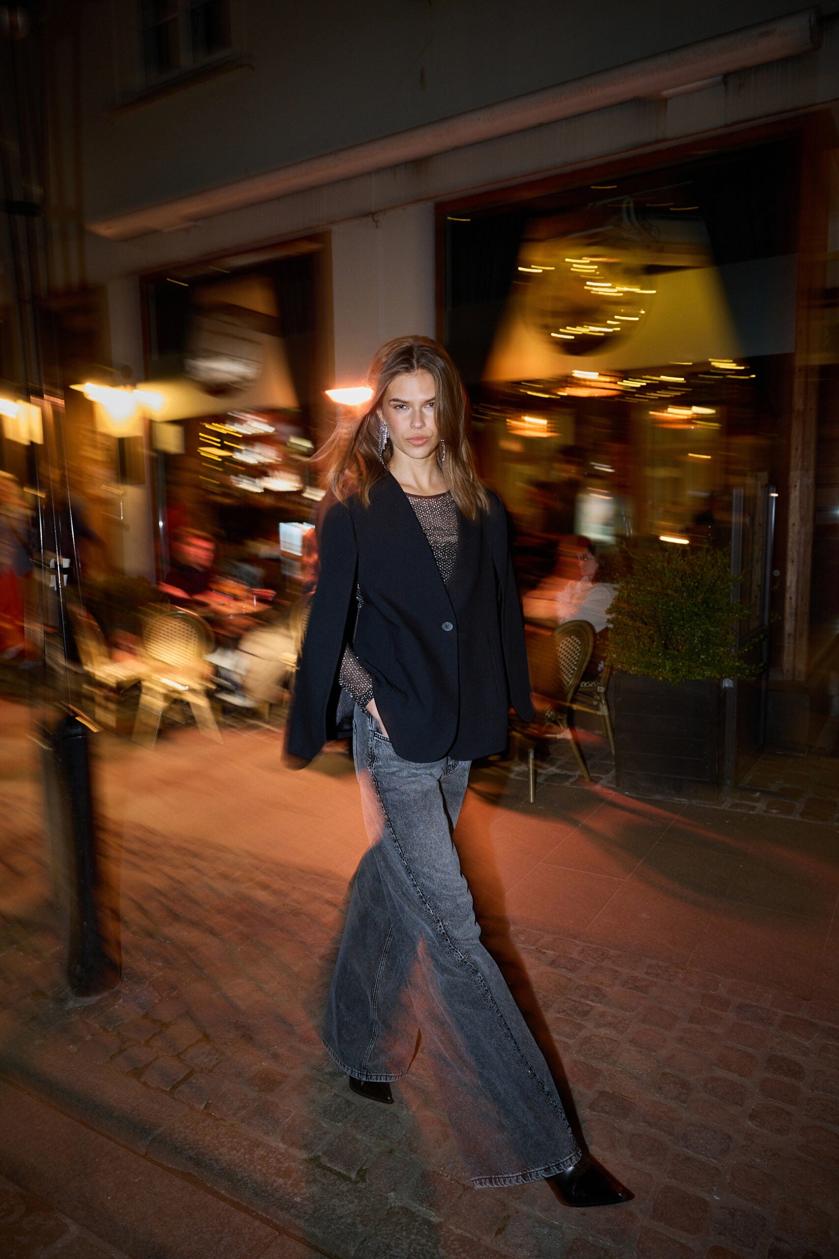 schwarzer Blazer, weite Jeans, graue Denim, Netzoberteil, Ein-Knopf-Blazer