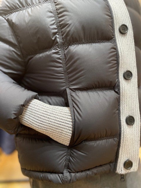 Daunenweste, Steppmuster, dunkelbraun, Strickbündchen, Knopfleiste