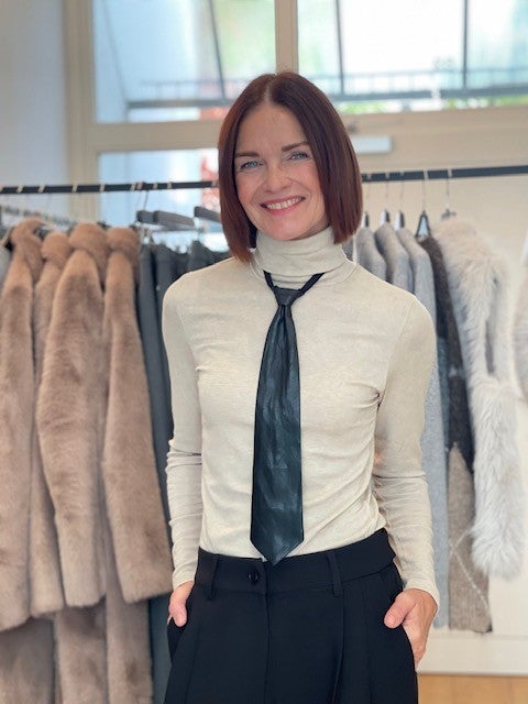 turtleneck, krawatte, schwarze hose, slim-fit, damens