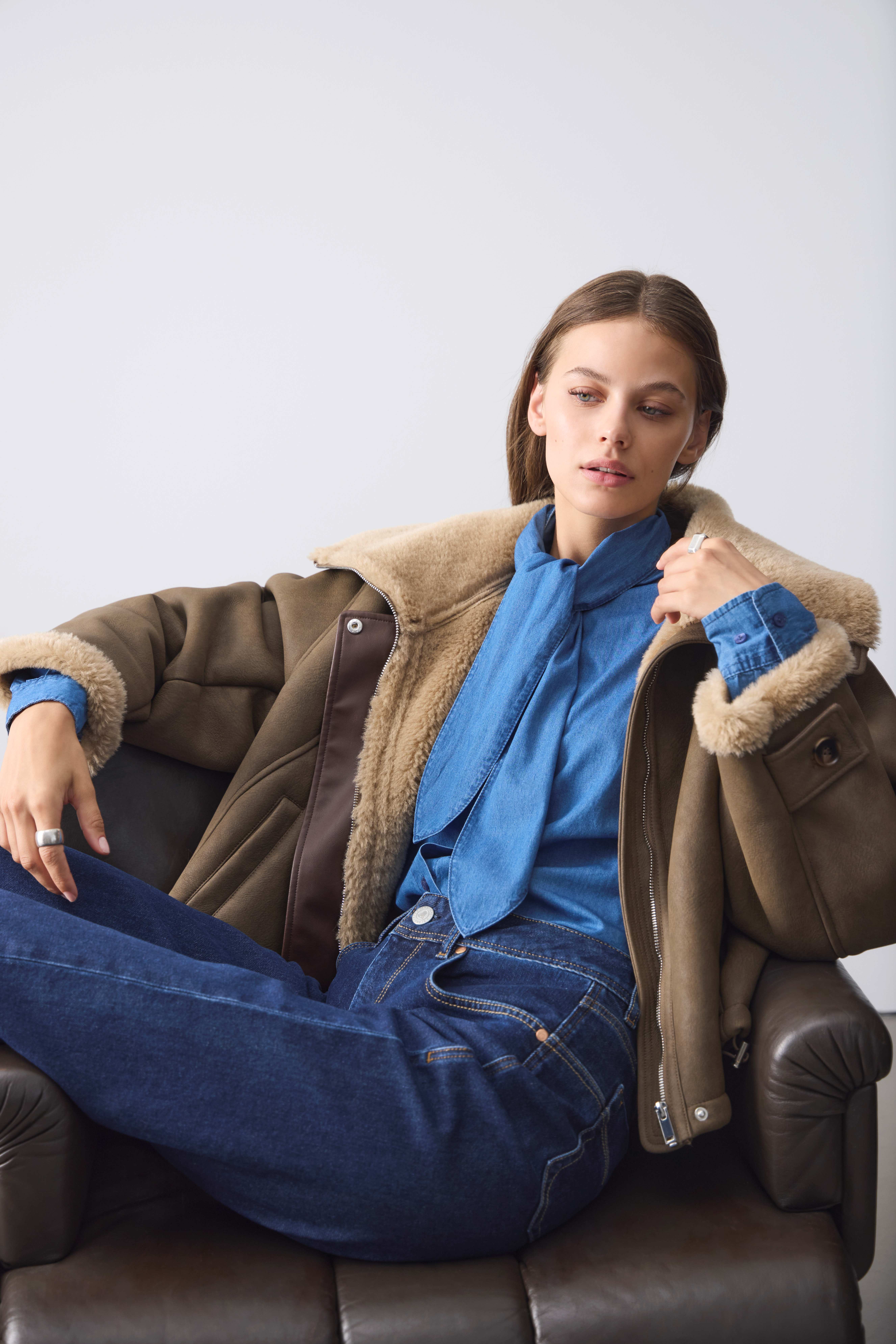 jacke, jeans, shearling, blaues_hemd, mode_accessoire, Lederjacke, Fellfutter, Jeans, Bluse, Mode