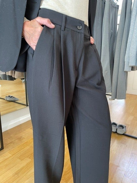 Stoffhose, Dunkelgrau, Weites Bein, Bundfalten, Gürtelschlaufen