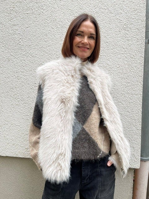 Fauxpelz-West, Argyle-Sweater, Ärmellose Jacke, Wintermode, Layering-Piece