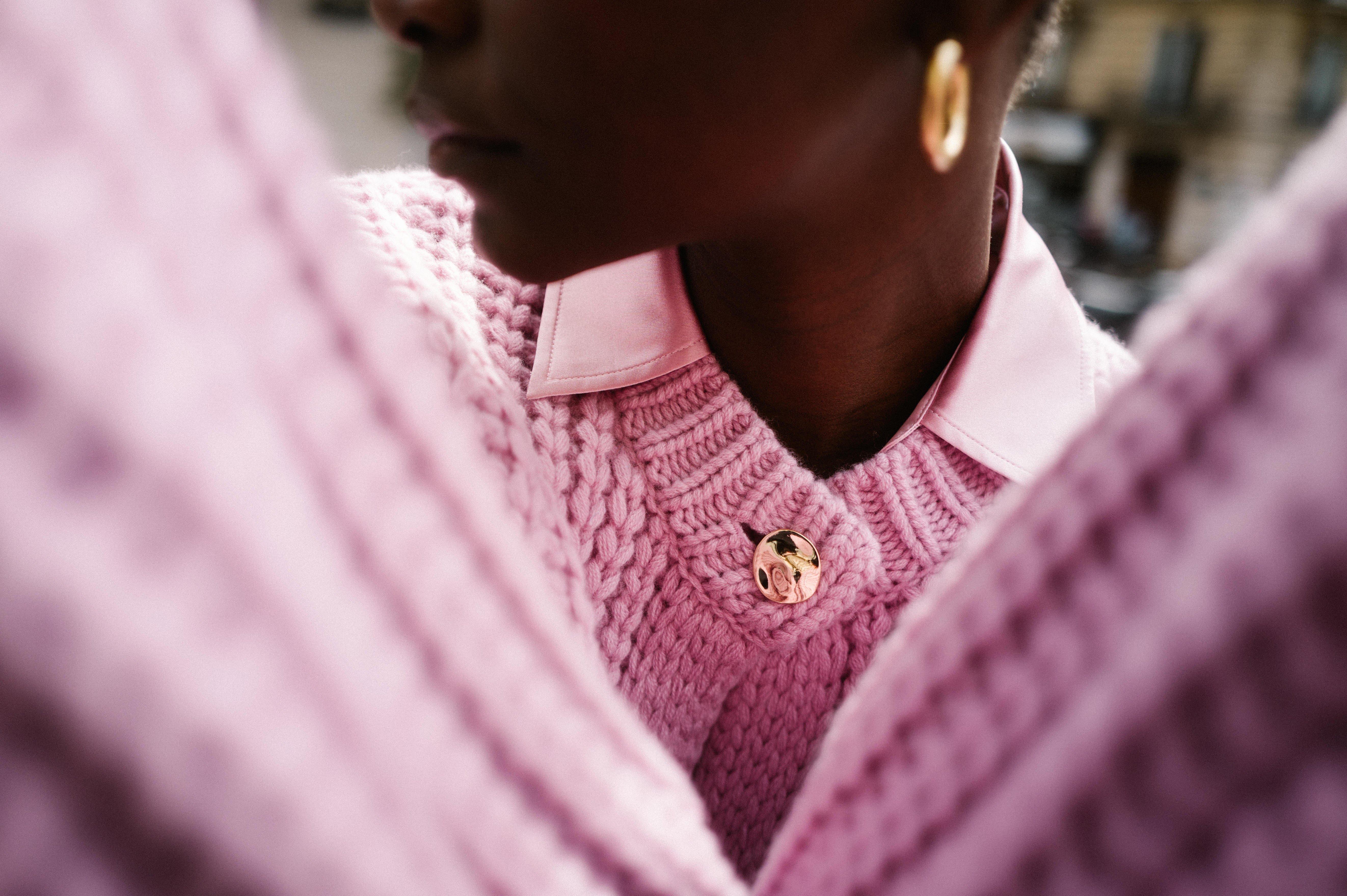 Strickjacke, rosa, Zopfmuster, Strick, goldfarbener Knopf