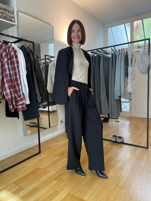 schwarzer Blazer, weite Stoffhose, Rollkragenpullover, cremefarbenes Oberteil, Damenmode