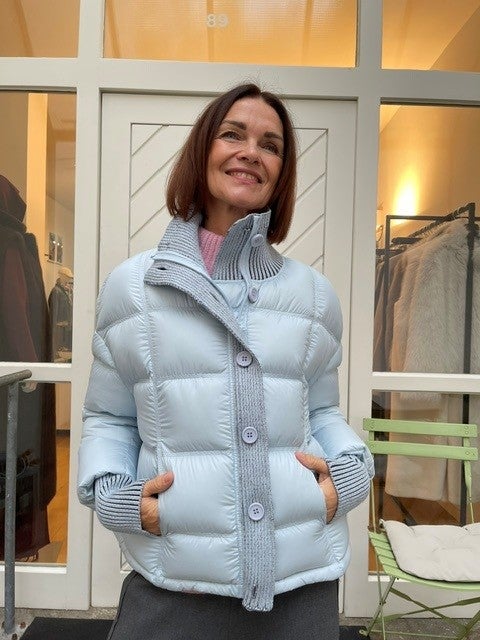 Steppjacke, Hellblau, Stehkragen, Strickdetails, Knopfverschluss, Steppjacke, Hellblau, Steppmuster, Strickkragen, Knopfleiste