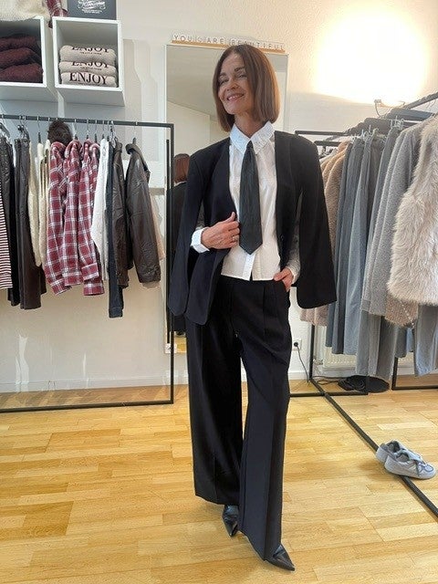 Schwarzer Blazer, Weite Stoffhose, Weiße Bluse, Schwarze Krawatte, Zweiteiler