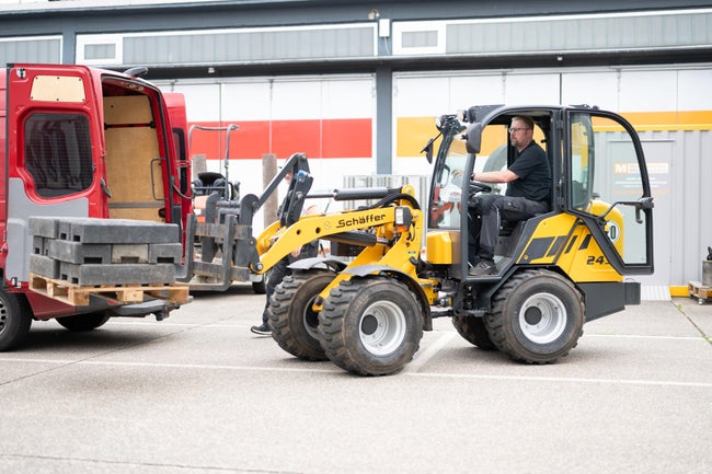 Radlader belädt Fahrzeug im Mietservice
